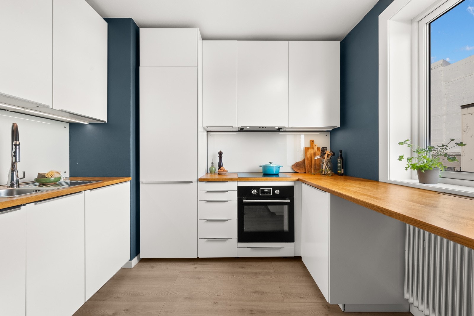 Pent kjøkken fra 2015 som kan by på rikelig med skap- og benkeplass. Galleribilde