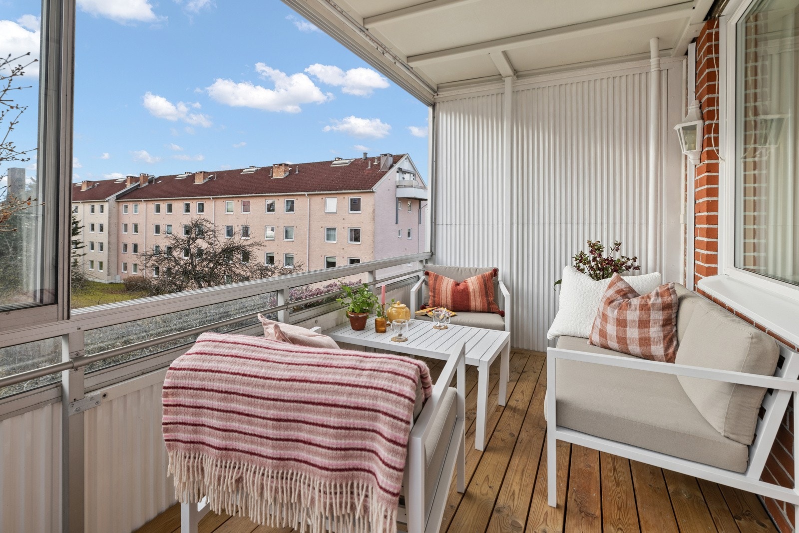 Stue med utgang til sydvendt innglasset balkong. Galleribilde