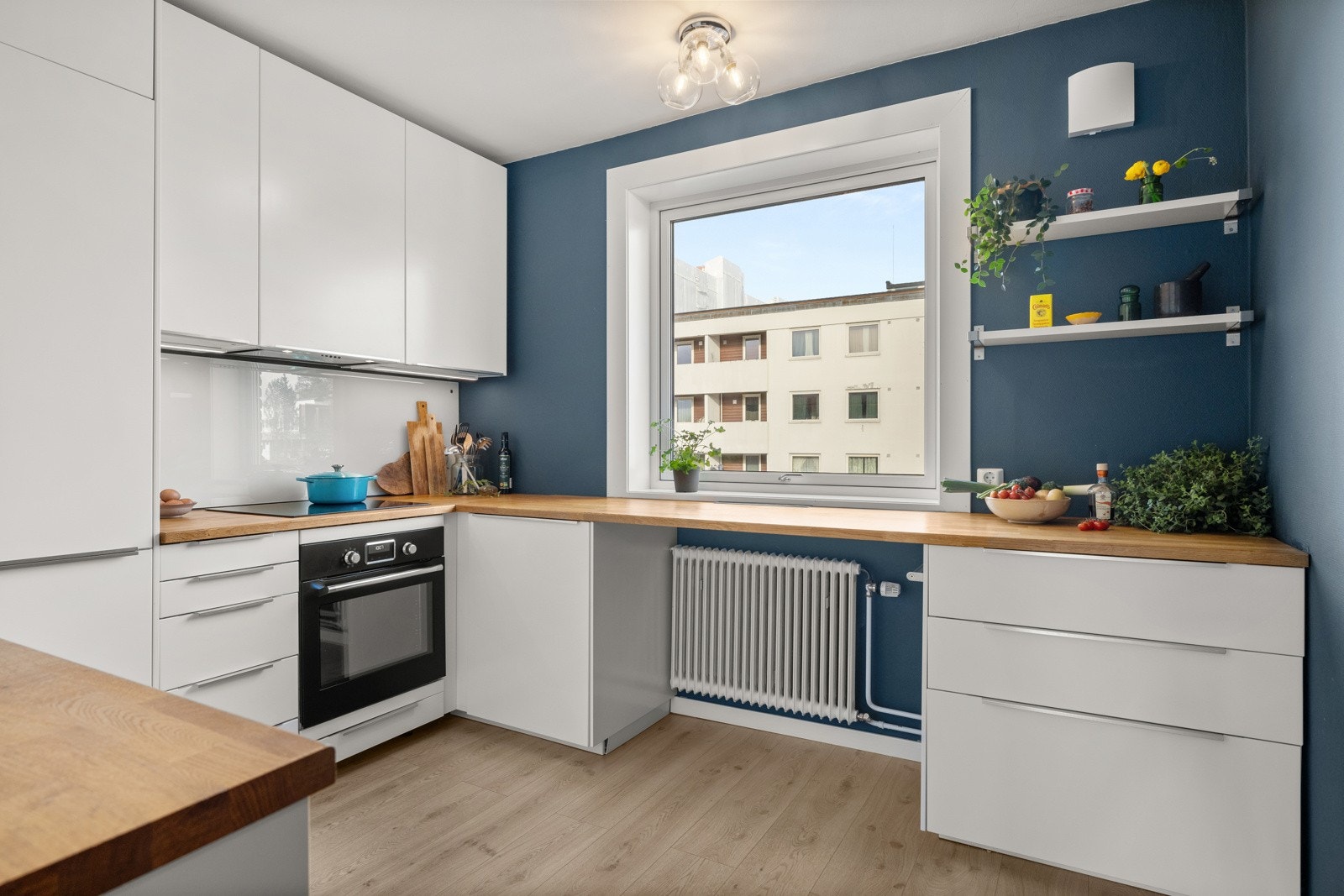 Integrert oppvaskmaskin, kjøle- og fryseskap, stekeovn og induksjonstopp. Galleribilde