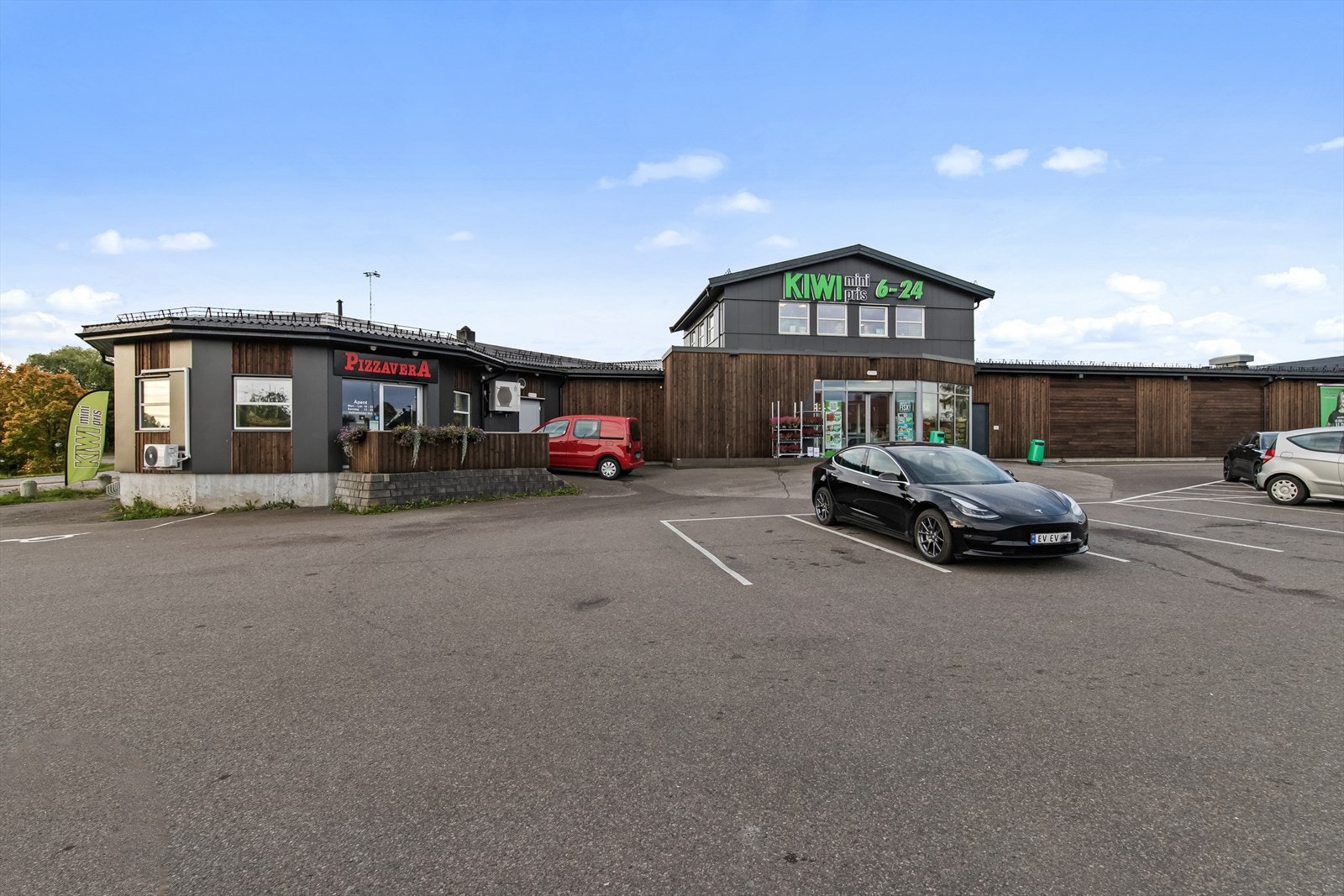 Dagligvarehandelen kan enkelt utføres ved Kiwi på Gauterød som ligger i gangavstand samt Coop Extra Ilebrekke. Det er heller ikke langt til Olsrød park som byr på et variert butikk- og serviceutvalg. Galleribilde