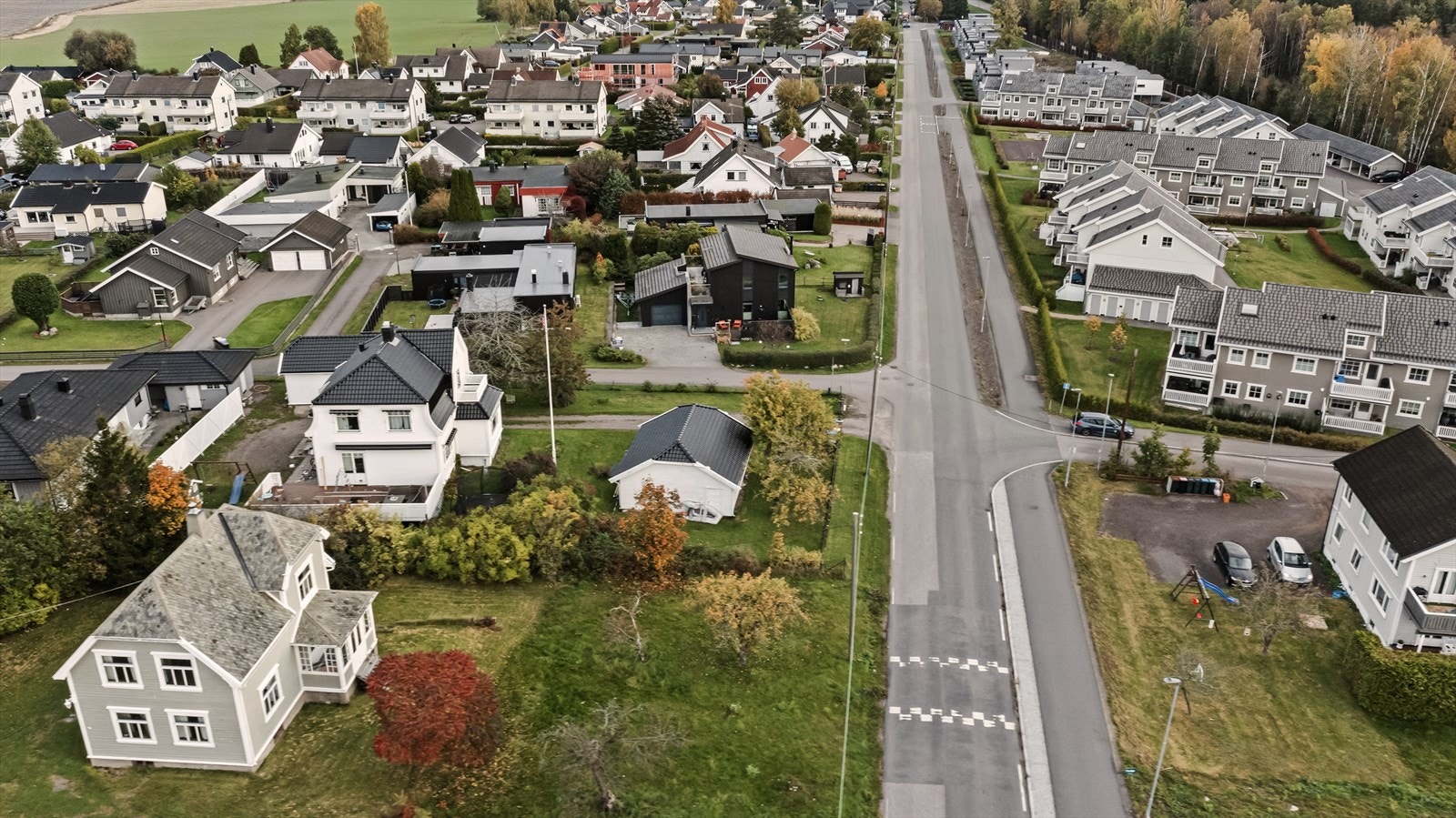Eiendommen er attraktivt beliggende i et sentralt, hyggelig og etablert villastrøk. Her finnes gangveier, lekeplasser og grøntområder i umiddelbar nærhet, samt gode bussforbindelser til bl.a. sentrum og fine sykkel- og gangveier til skoler og barnehager. Galleribilde