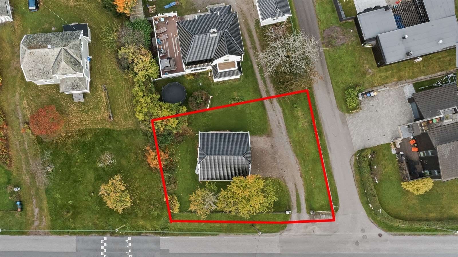 Tomten er i dag opparbeidet med plen, innkjøring og diverse trær Galleribilde