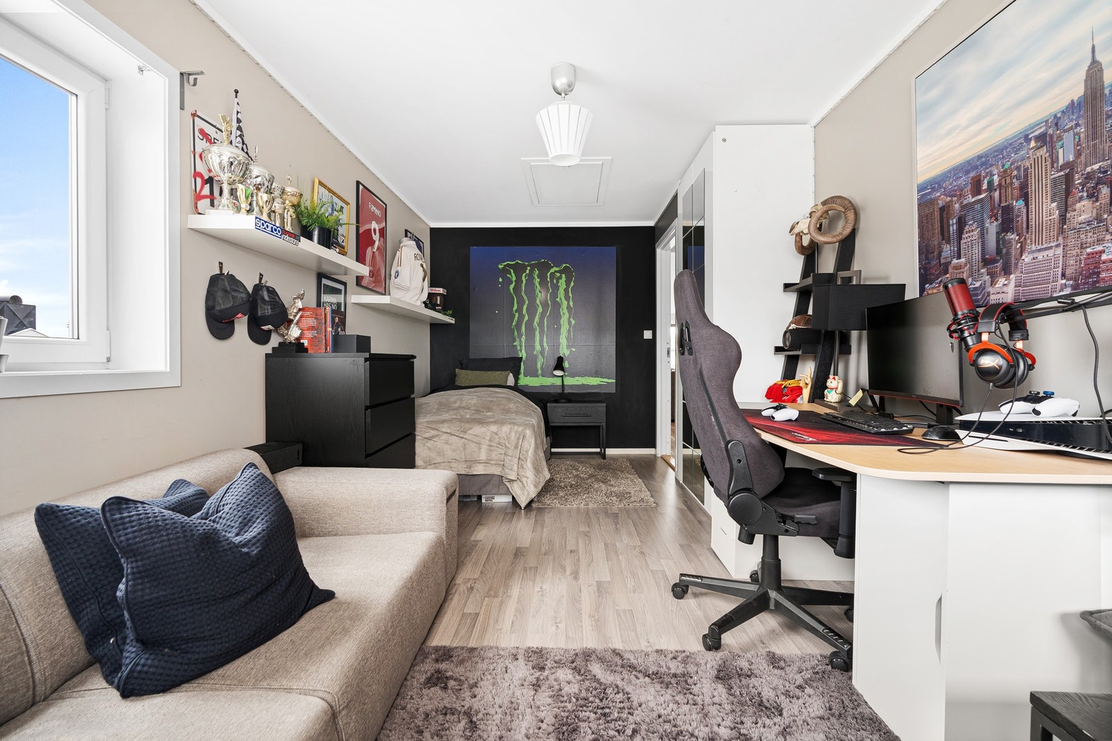 I tillegg er det 2 store soverom oppe. Galleribilde