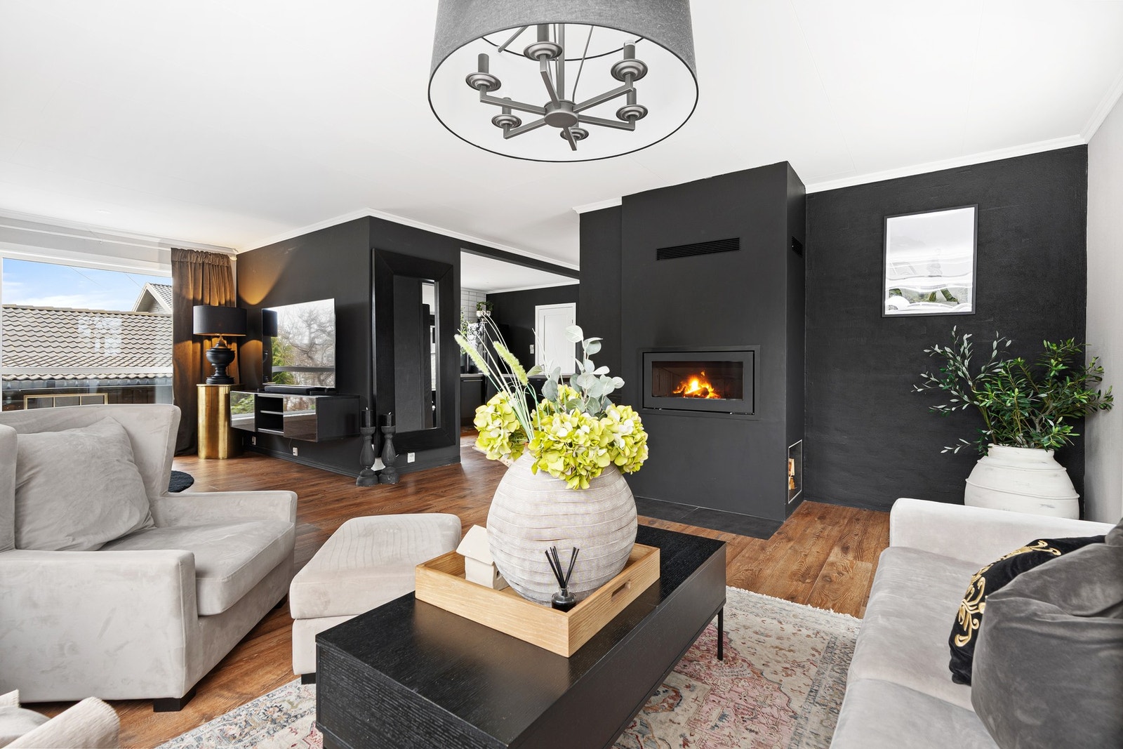 En romslig stue - en effektiv designpeis er installert. Galleribilde