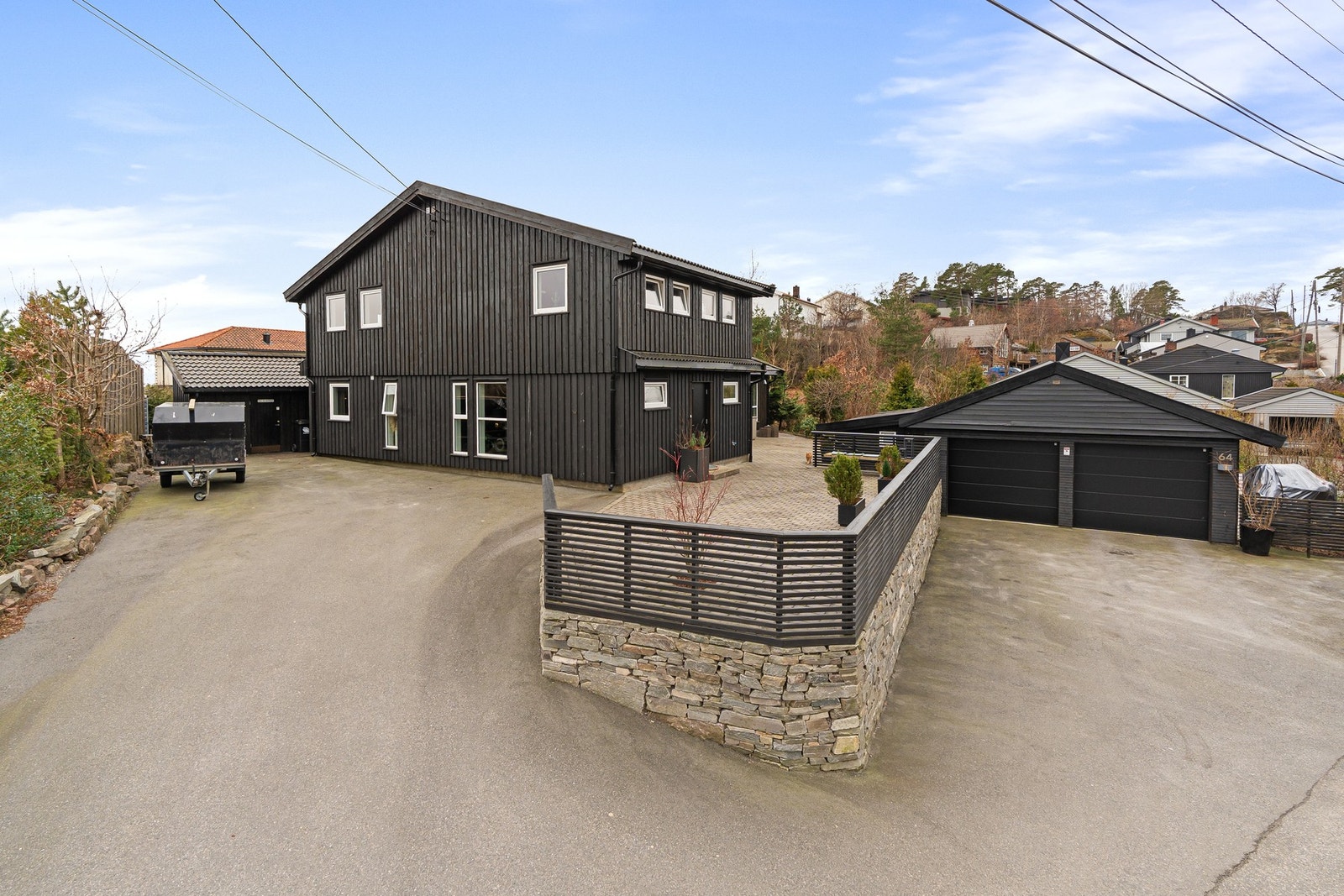 Boligen er betydelig oppgradert over de siste årene. Tilhørende dobbel garasje med elbillader. Galleribilde