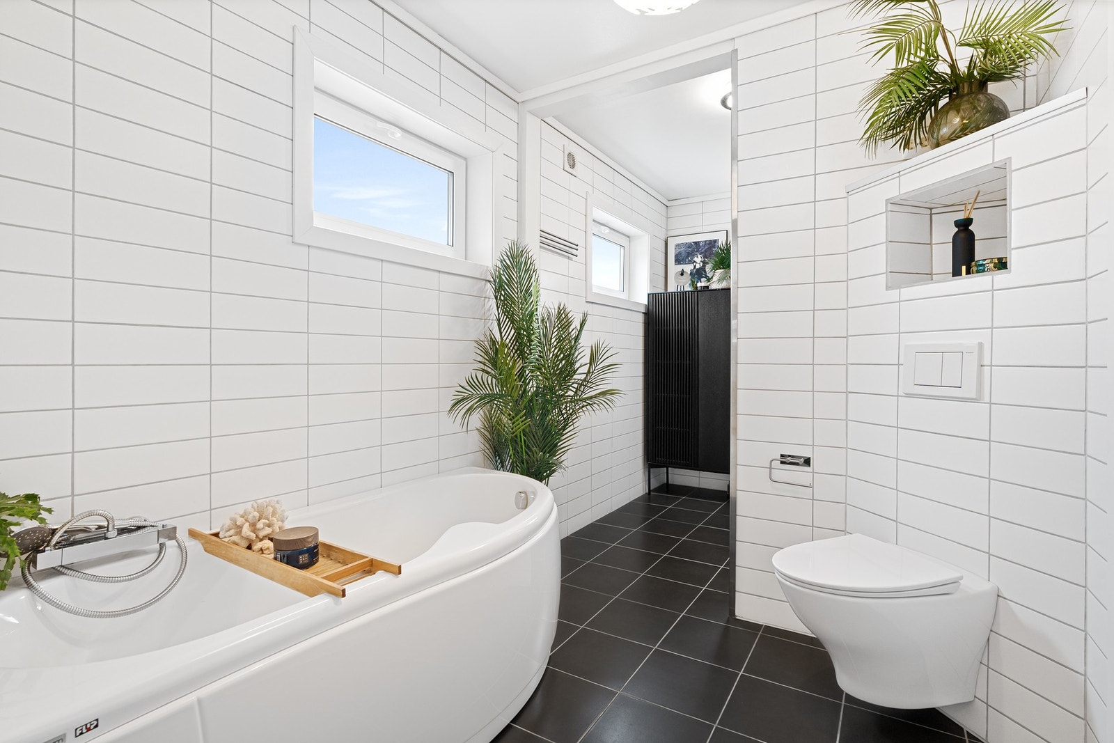 Det er både badekar og dusj. Galleribilde
