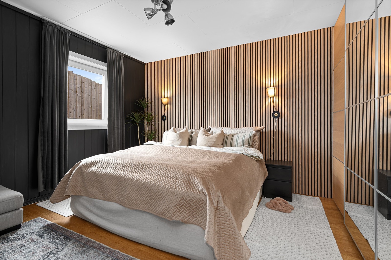Hovedsoverommet i sokkeletasjen. Rommet er tilknyttet et romslig walk-in-closet (et opprinnelig soverom). Galleribilde