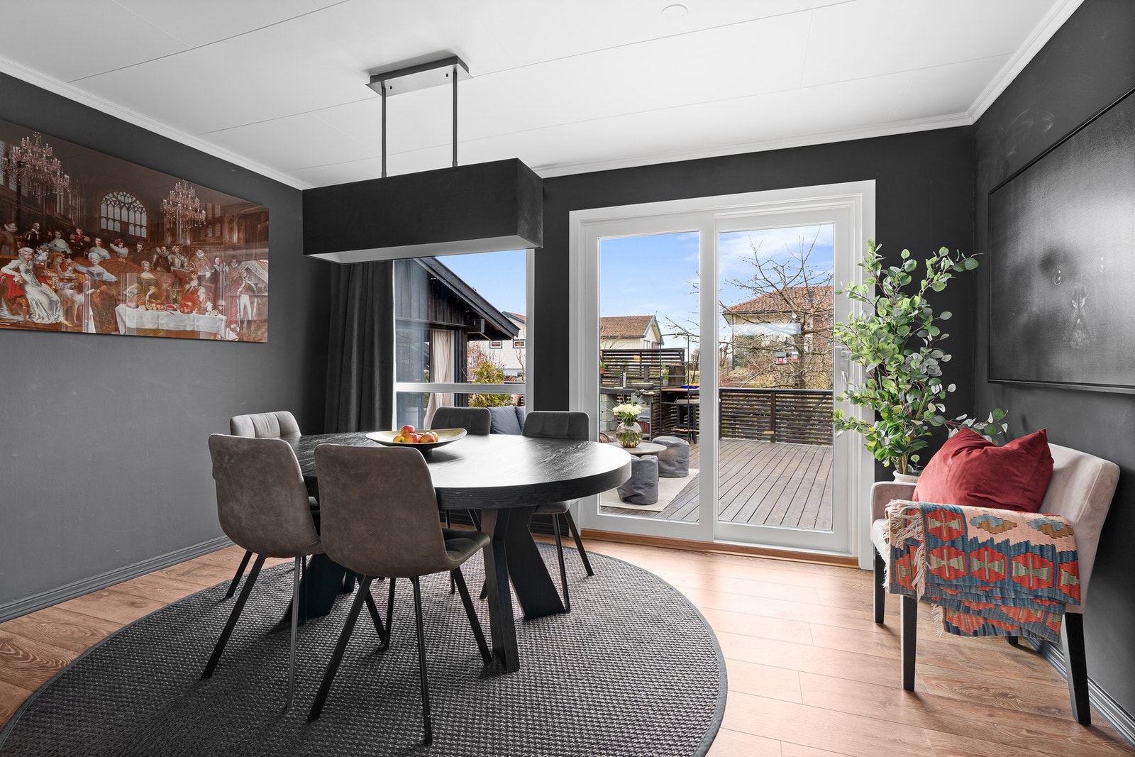Skyvedør fra spisestua ut til terrassen og utestua. Galleribilde
