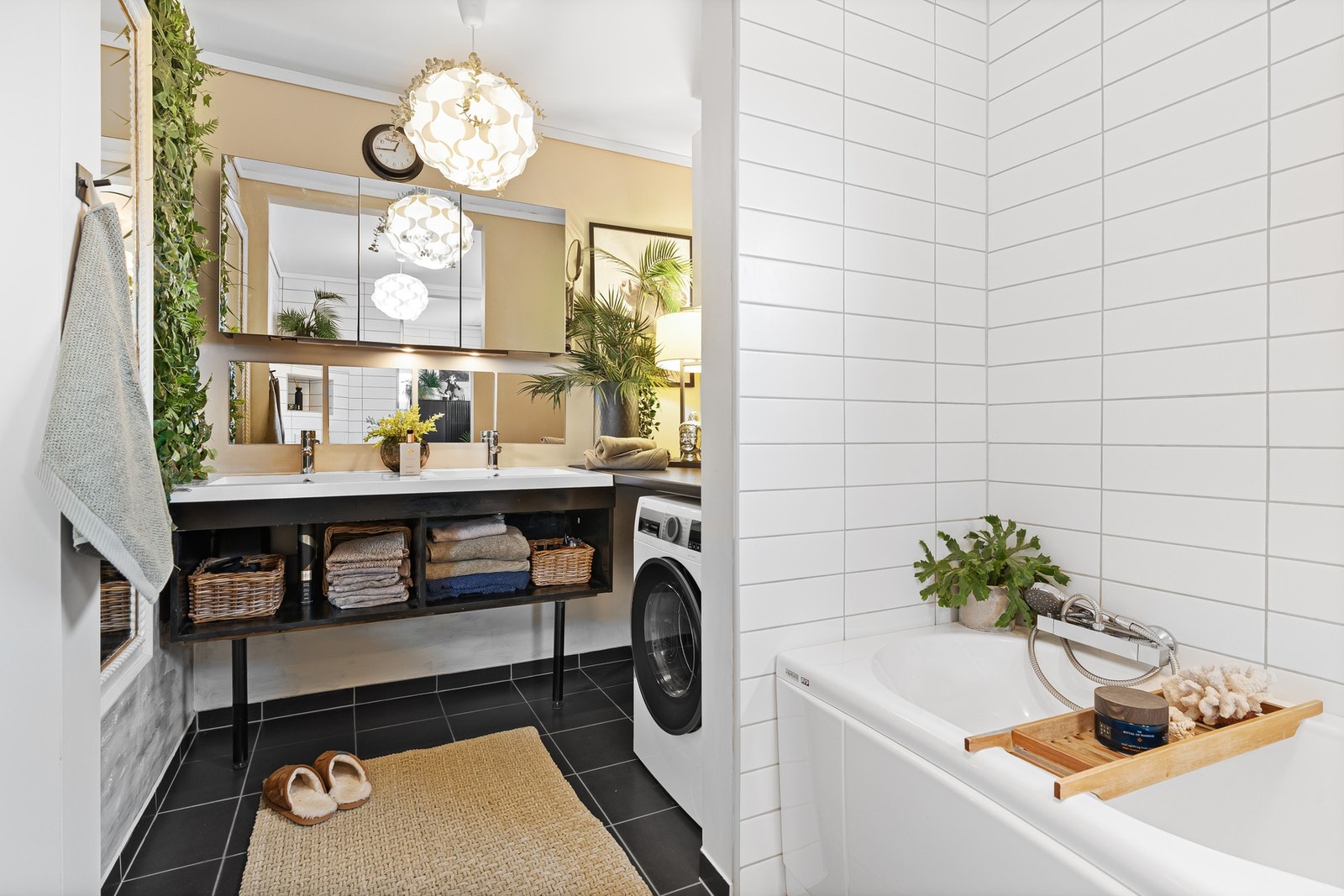 Det er opplegg for vaskemaskin på badet. Galleribilde