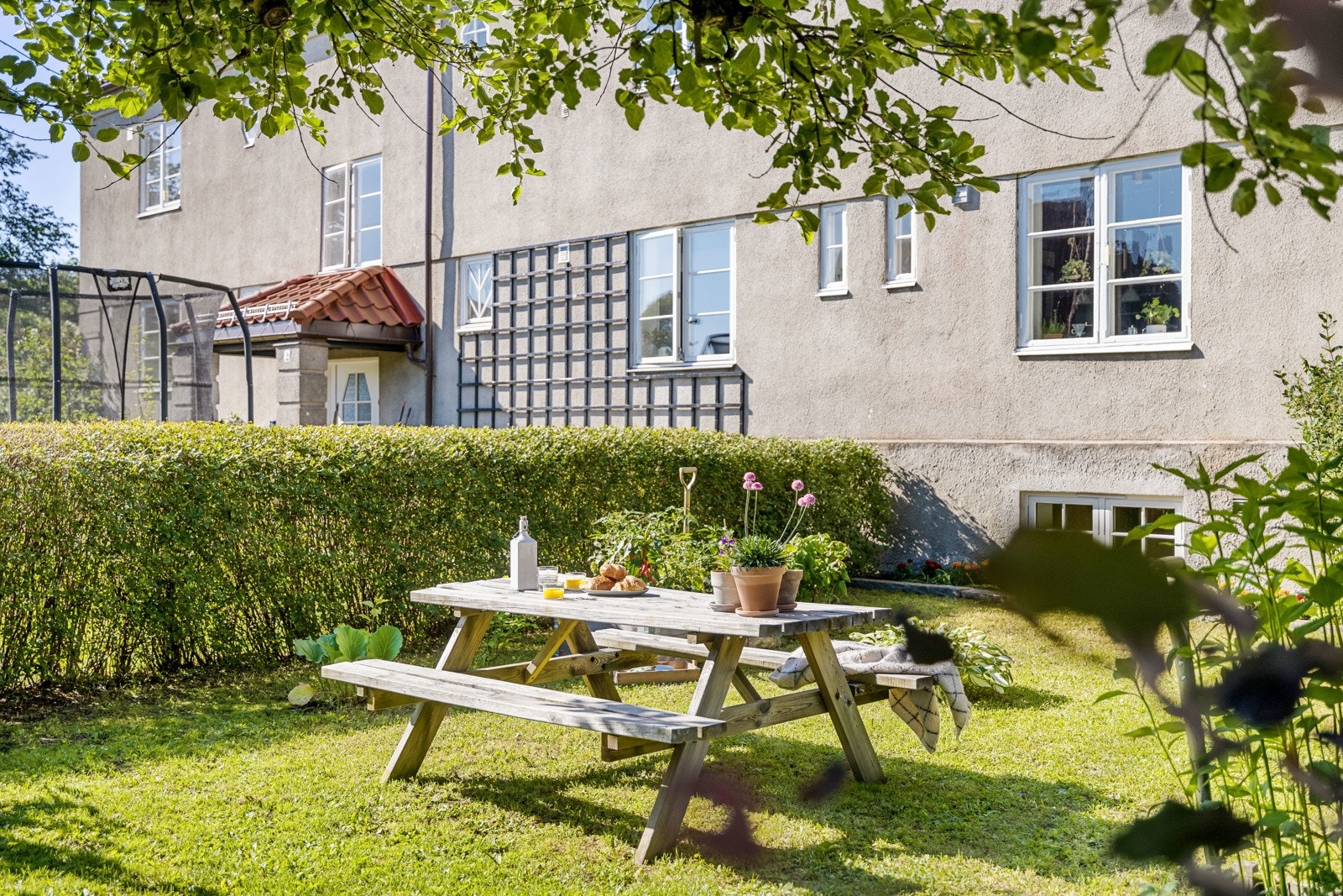 Herlig forhage med grønnsakshage, frodige prydbusker, bærbusker og frukttrær, og eplene fra egen hage smaker fantastisk i hjemmelaget eplepai. Galleribilde