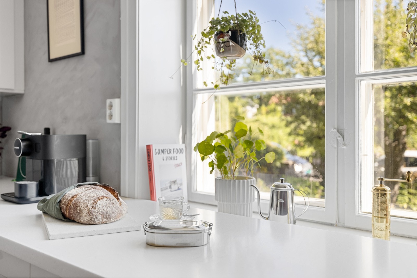 Leilighetens plassering gir gode vindusflater med utsyn til velstelte, grønne uteareal i to himmelretninger. Galleribilde