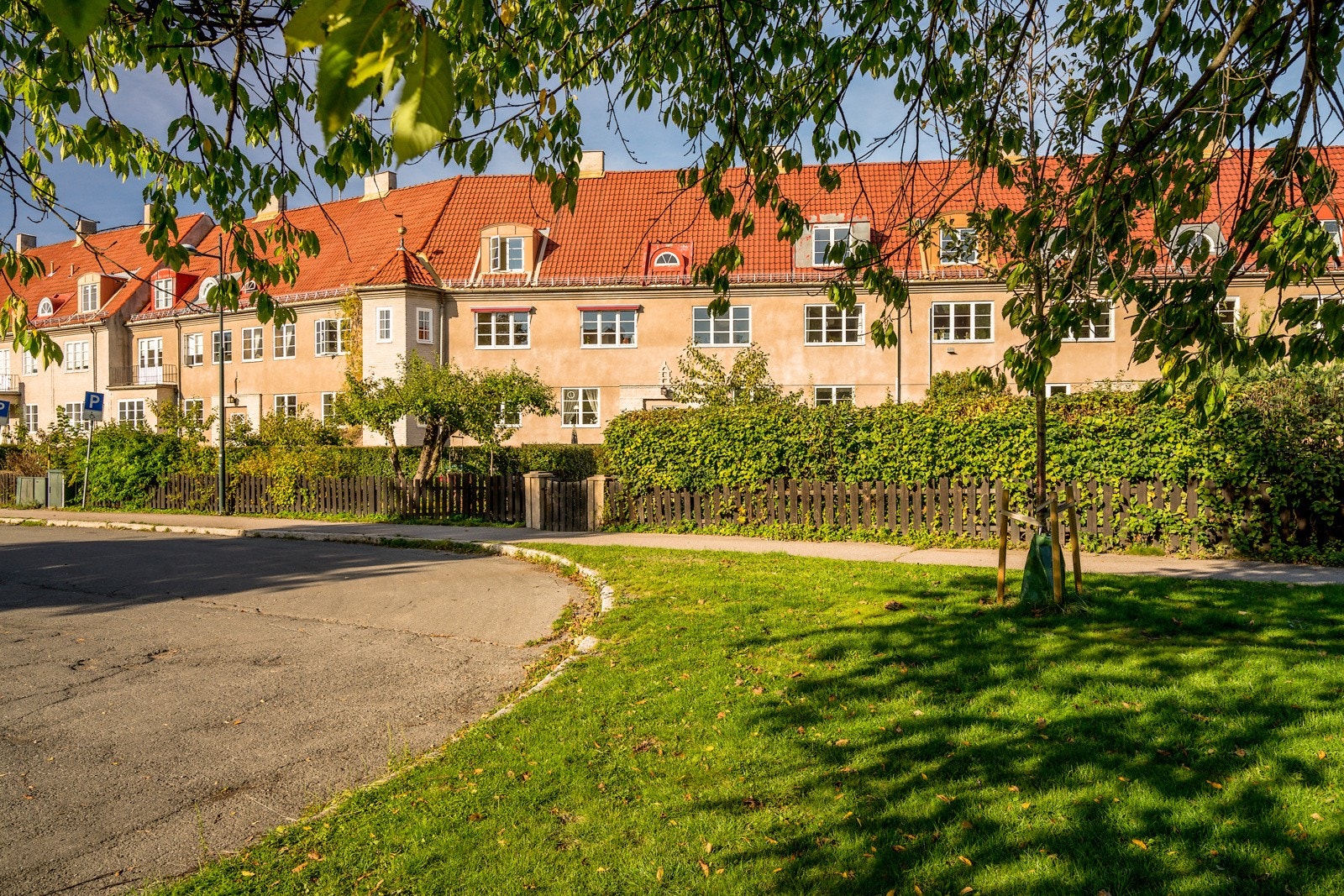 I Ullevål Hageby får du en perfekt balanse mellom rolig småbyidyll og umiddelbar nærhet til alt hovedstaden har å by på. Galleribilde