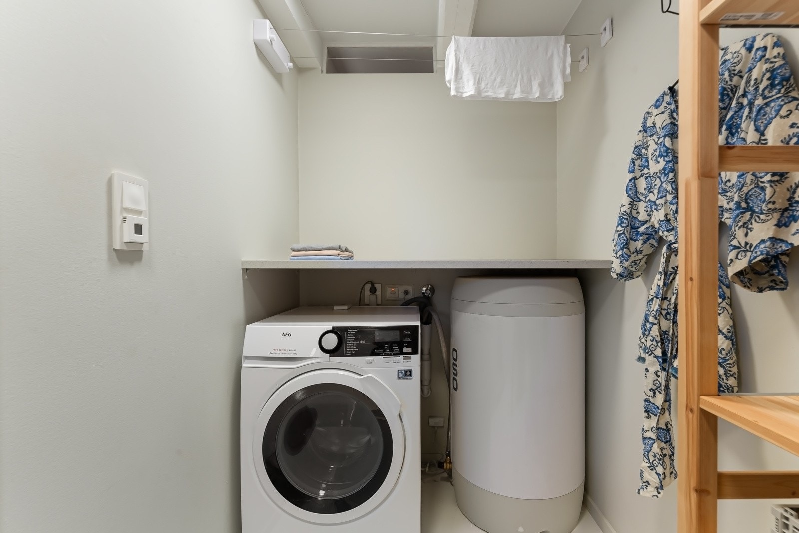 Fra ett av soverommene er det adkomst via en spesialtilpasset dør til et pent og praktisk flerbruksrom som ble renovert i 2024. Galleribilde