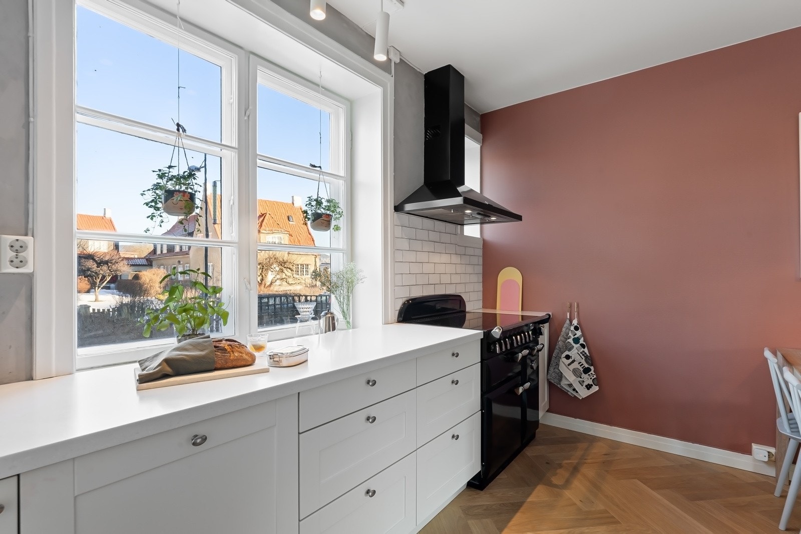 Enkel hverdag med alle hvitevarer integrert. Galleribilde