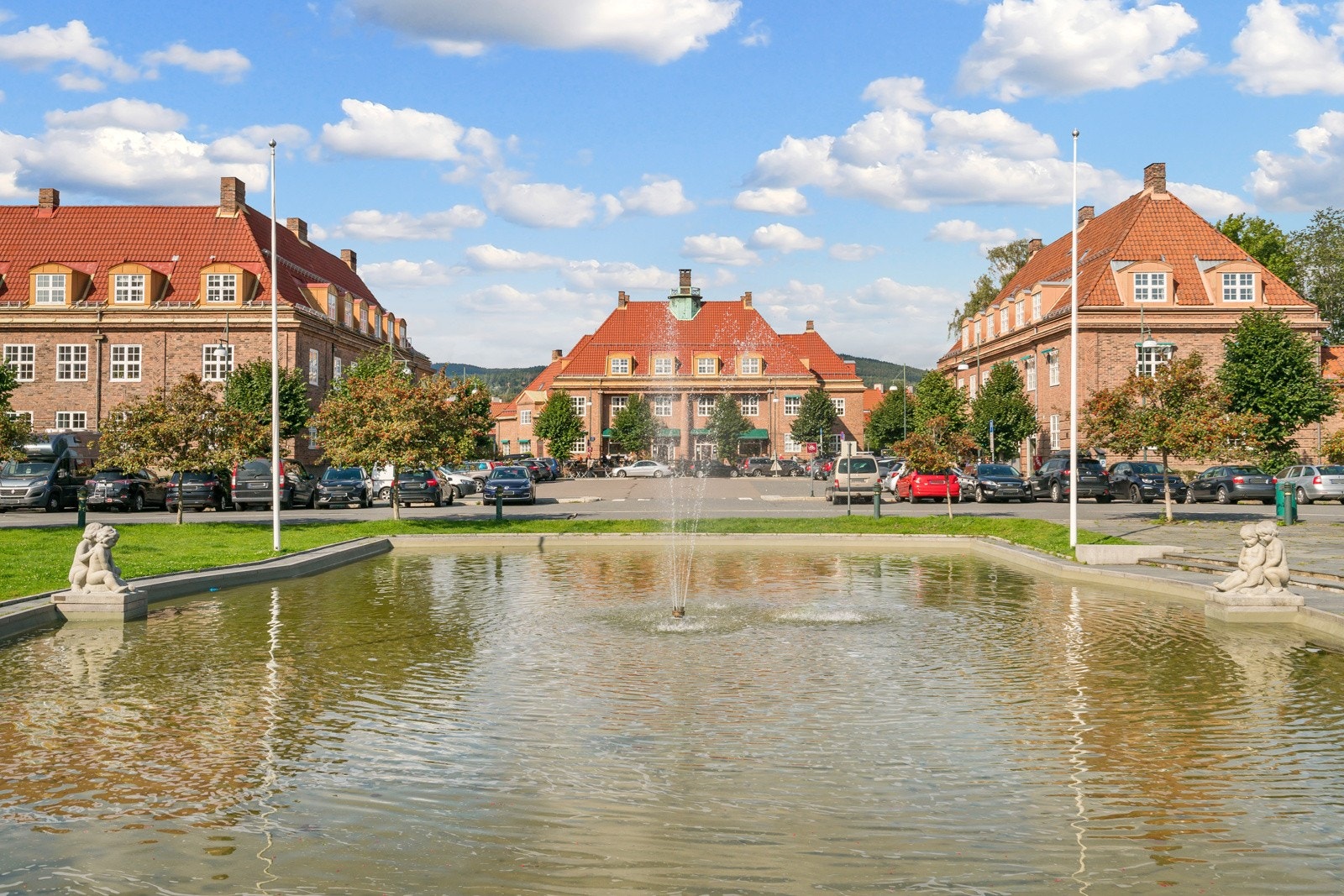 Eventyrplassen og Damplassen er områdets naturlige samlingspunkter, med lekestativer for de minste, et koselig fransk bakeri og små, unike butikker. Galleribilde