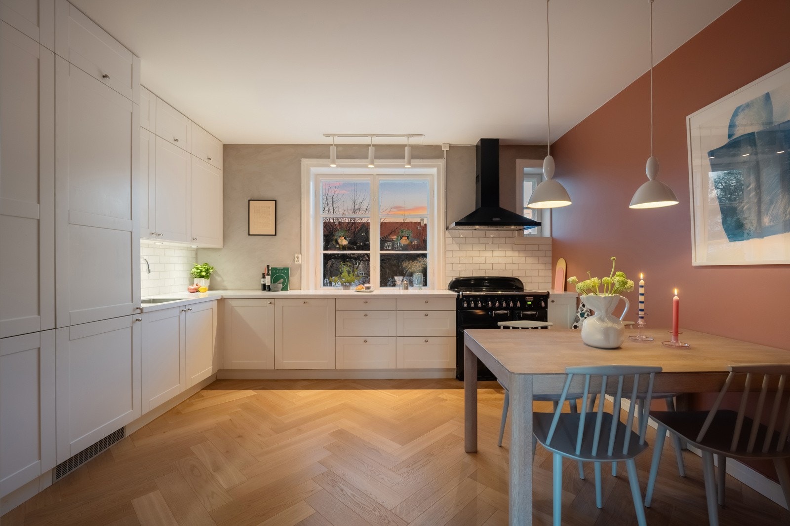 Kjøkkenet er romslig og pent, og det er god plass til å samle både familie og gjester til hyggelige måltider rundt spisebordet. Galleribilde