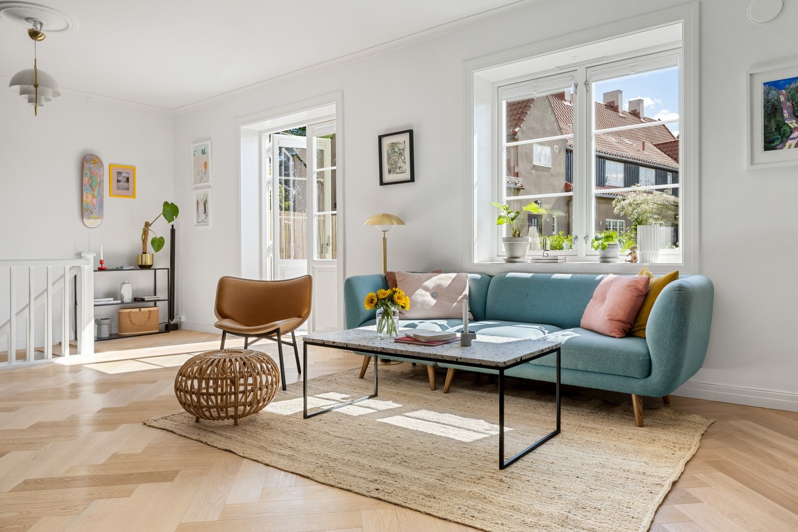 Rommet er som laget for store, sosiale sammenkomster, og byr samtidig på en nydelig atmosfære for rolige hverdager med familien. Galleribilde