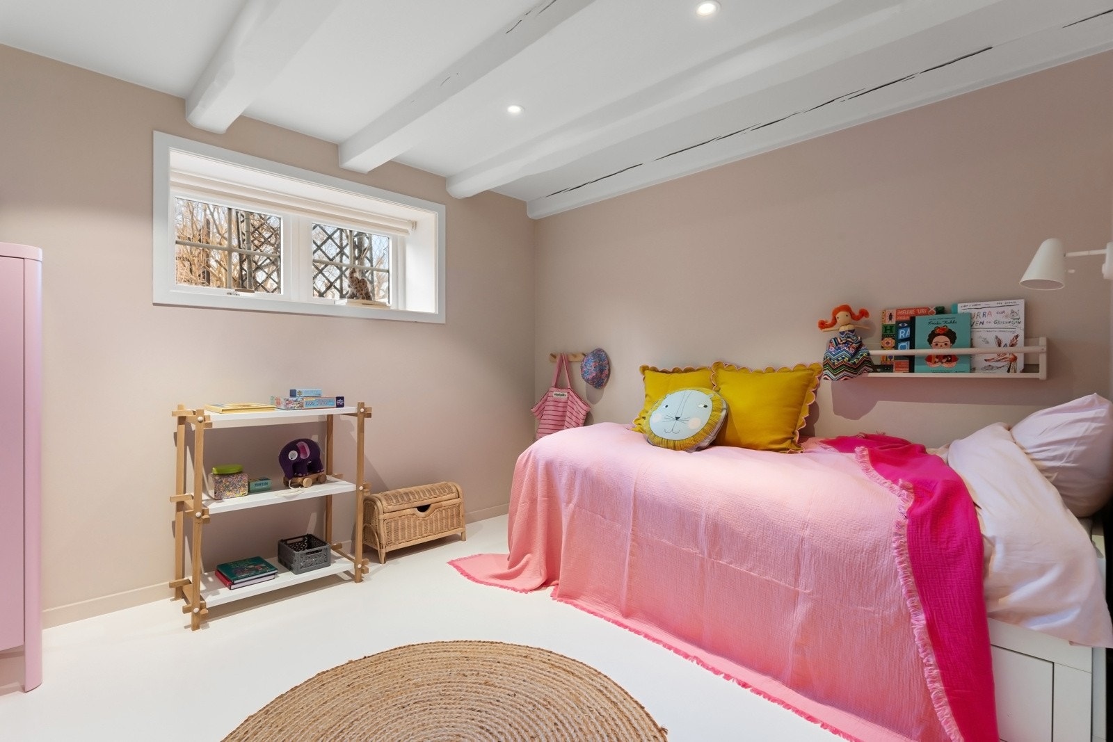 Gulvene i betong er belagt med hvit epoxy, samt utstyrt med elektrisk gulvvarme. Galleribilde