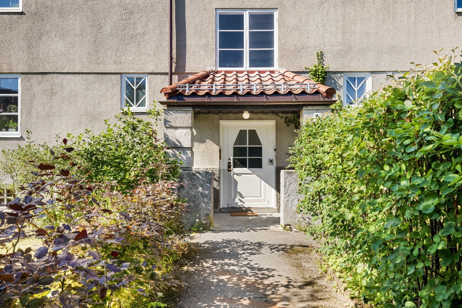 Leilighetens hovedplan ligger i første etasje, og det er adkomst via et pent, overbygd inngangsparti og felles oppgang. Galleribilde