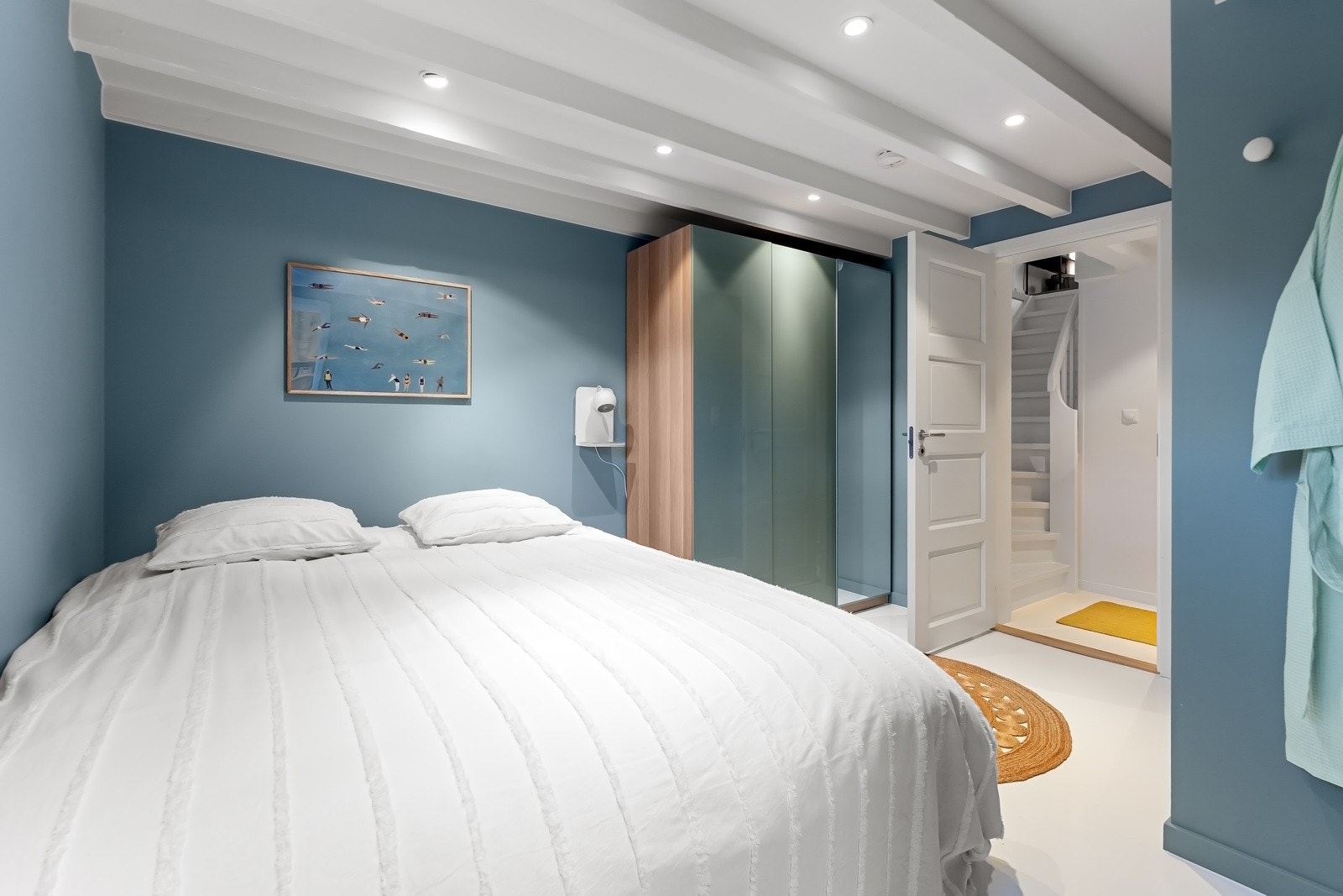 Veggene er malt opp i duse, tidsmessige farger i 2024, og hvert rom har downlights i hvit himling. Galleribilde