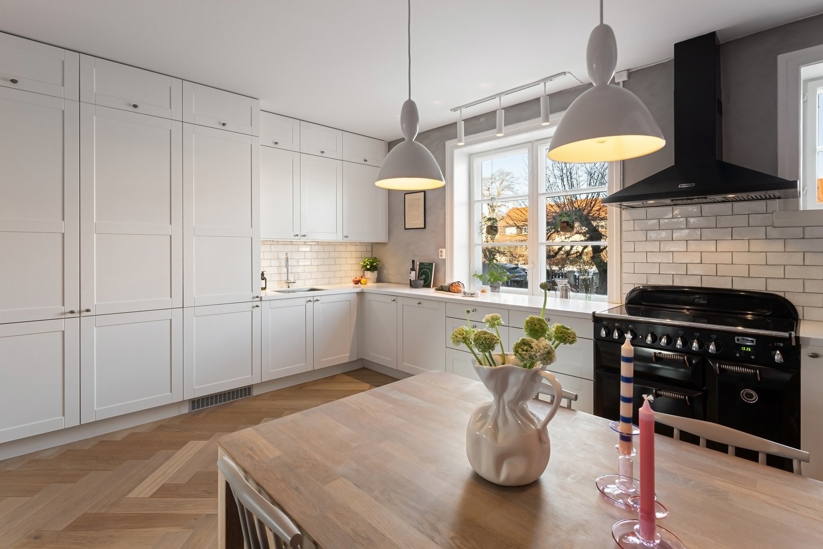 Kjøkkenet har et smakfullt og herskapelig design med langstrakte benkeflater, påkostede detaljer og rikelig med oppbevaringsplass. Galleribilde