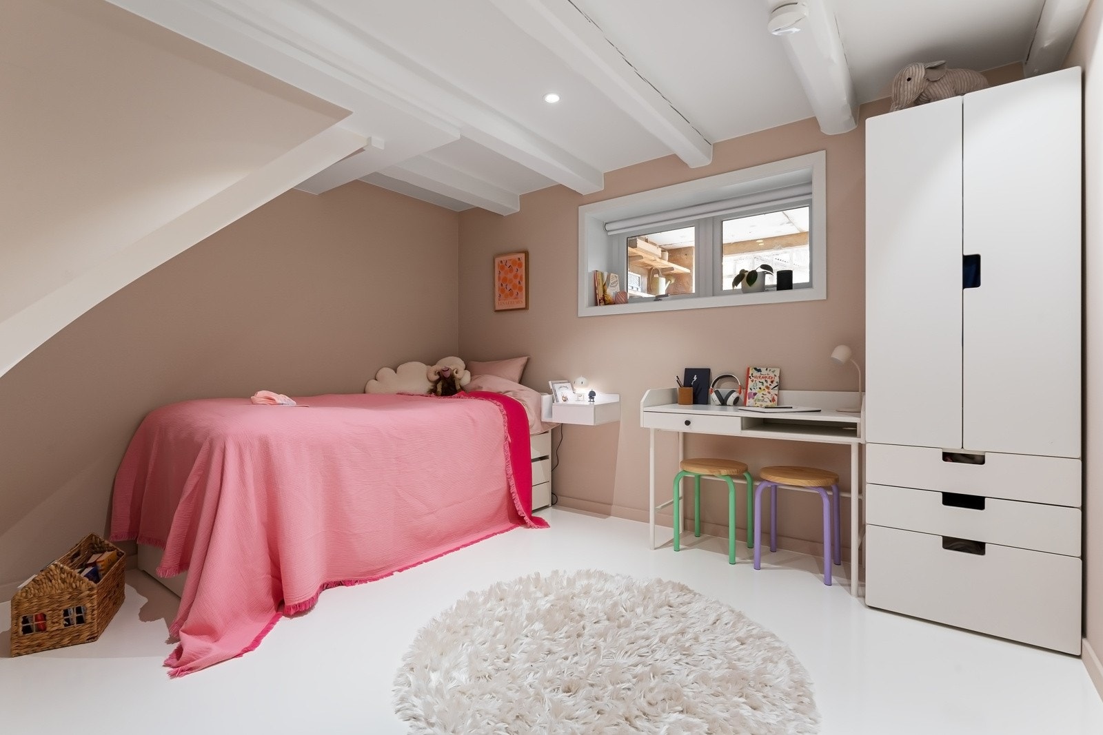 To av soverommene har medfølgende garderobeskap. Galleribilde