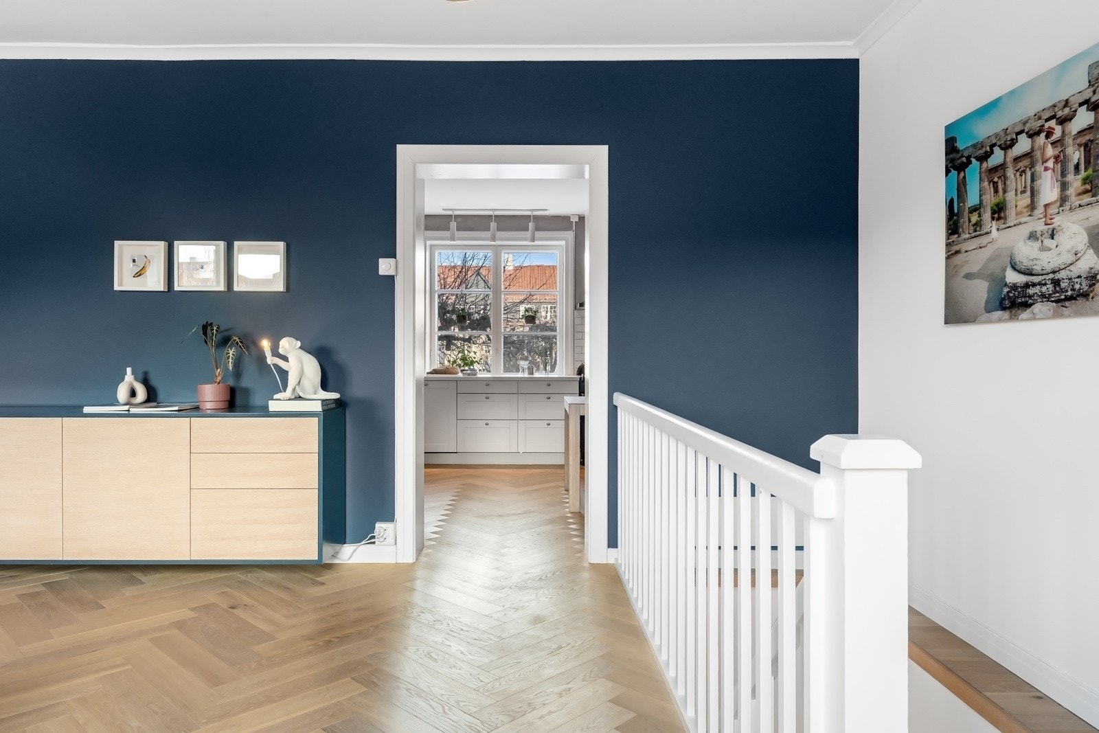 Leiligheten har en svært god internbeliggenhet, i høy første etasje med innredet kjeller, på enden av bygget. Galleribilde