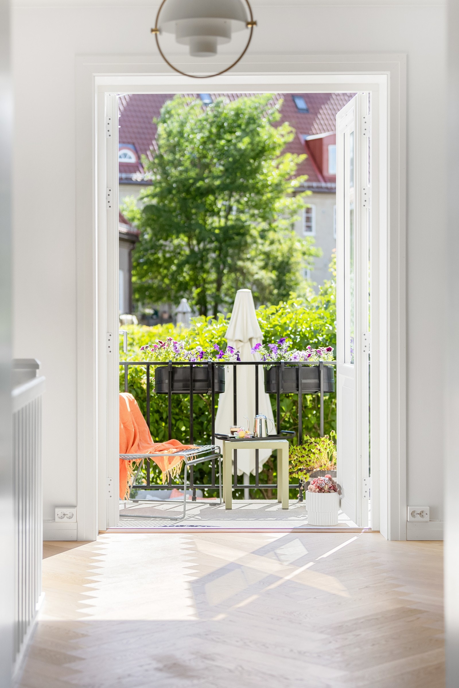 Den tofløyede verandadøren leder ut til en støpt veranda. Galleribilde