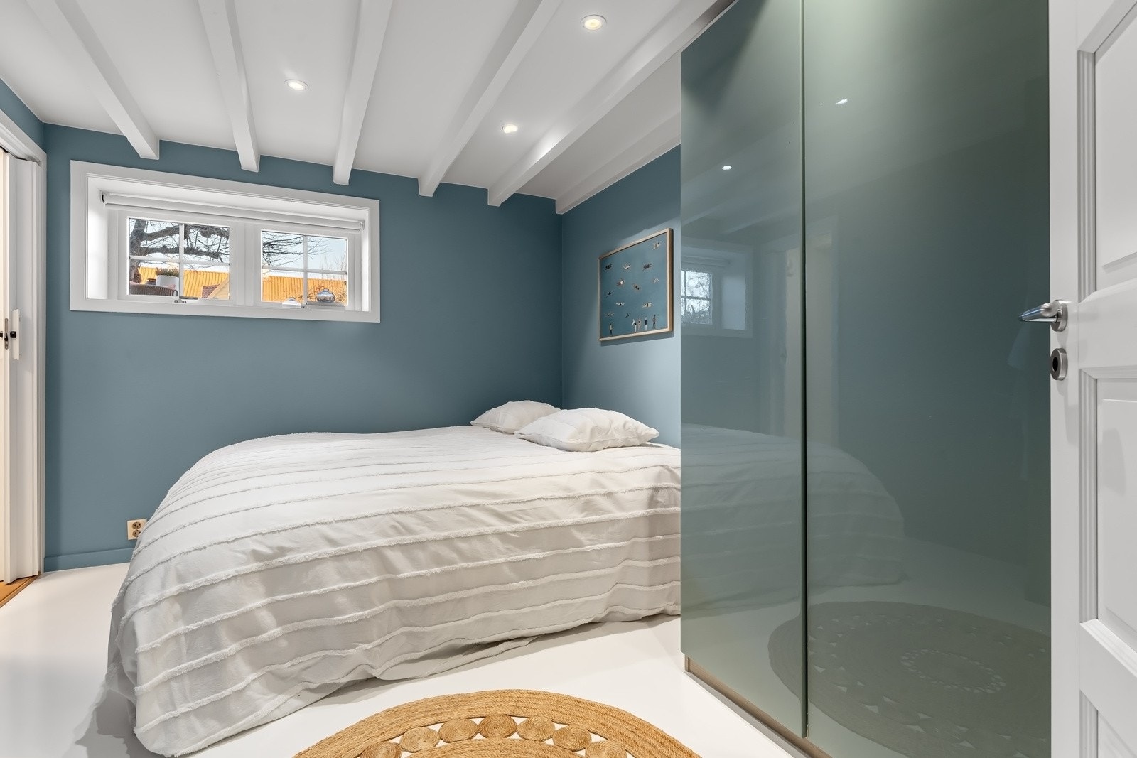 Det er tre pene soverom i leiligheten, og alle ligger samlet i kjelleretasjen. Galleribilde