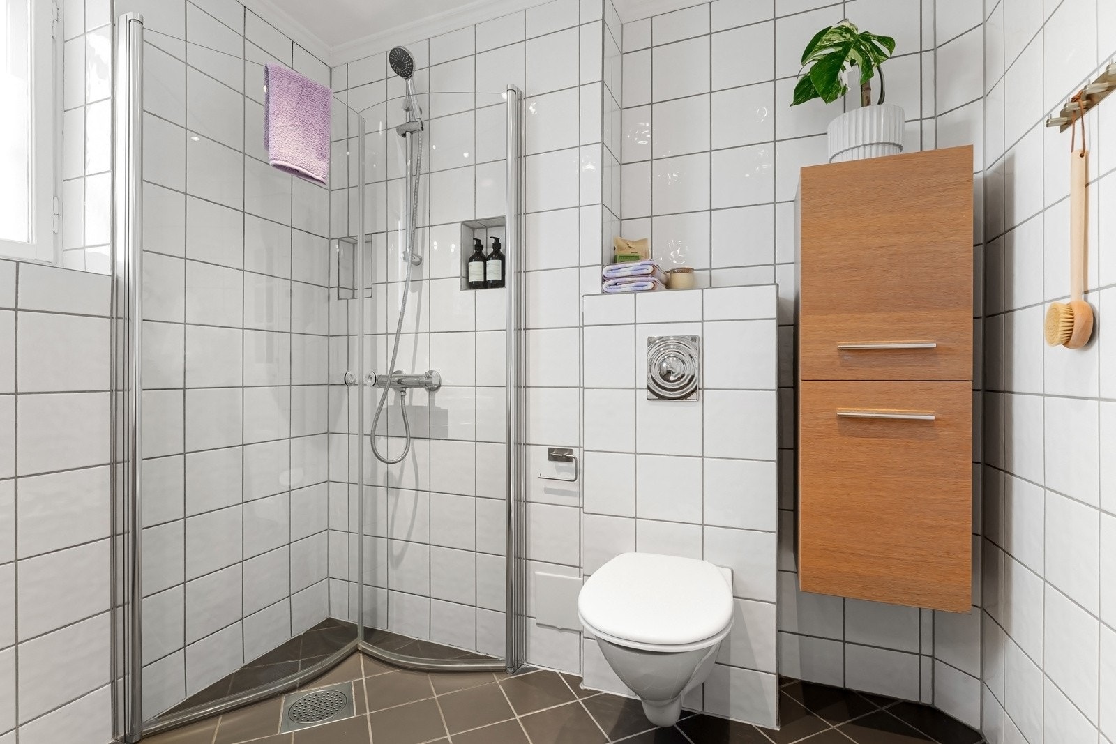 Førstnevnte ligger i hendig tilknytning til hallen i første etasje, og fremstår som lyst og delikat. Galleribilde