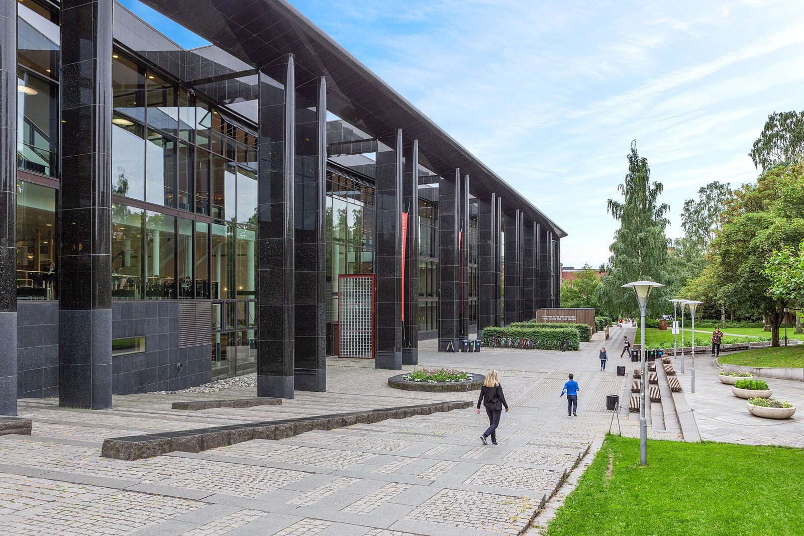 Det finnes flere skoler og videregående skoler i nærliggende områder, samt et godt utvalg av barnehager. Ikke minst ligger Universitetet på Blindern like ved. Galleribilde