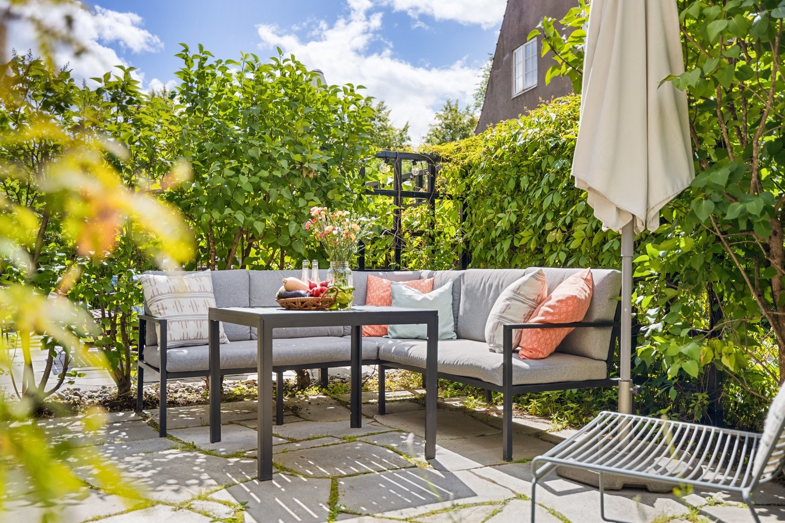 Her er det plass til å samle venner og familie til større hagefester, og det hele rammes inn med høye, beplantede espalier. Galleribilde