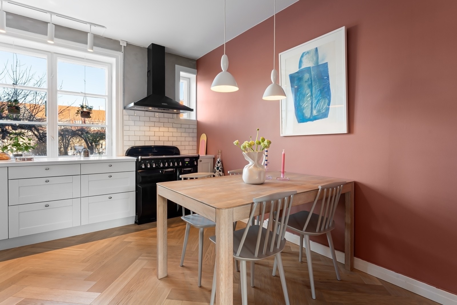 God plass til spisegruppen med rom for gjester. Galleribilde