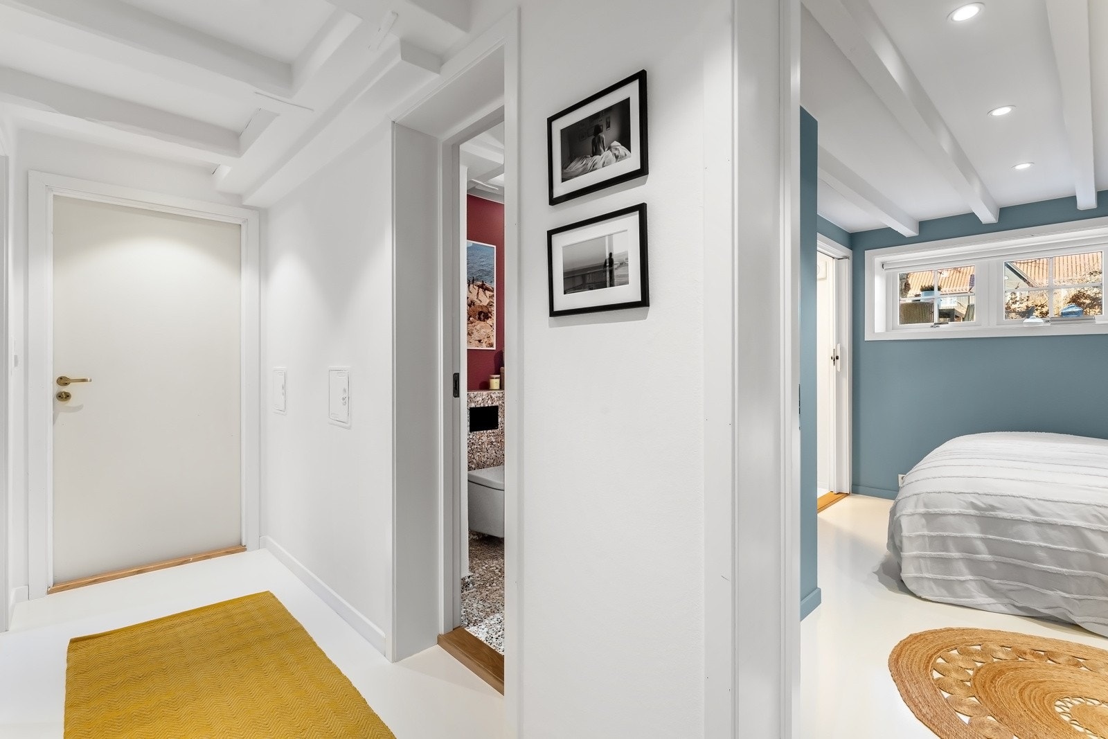 Ved soverommene i kjelleretasjen er det et lekkert, separat toalettrom som ble renovert i 2022, og malt opp i 2024. Galleribilde