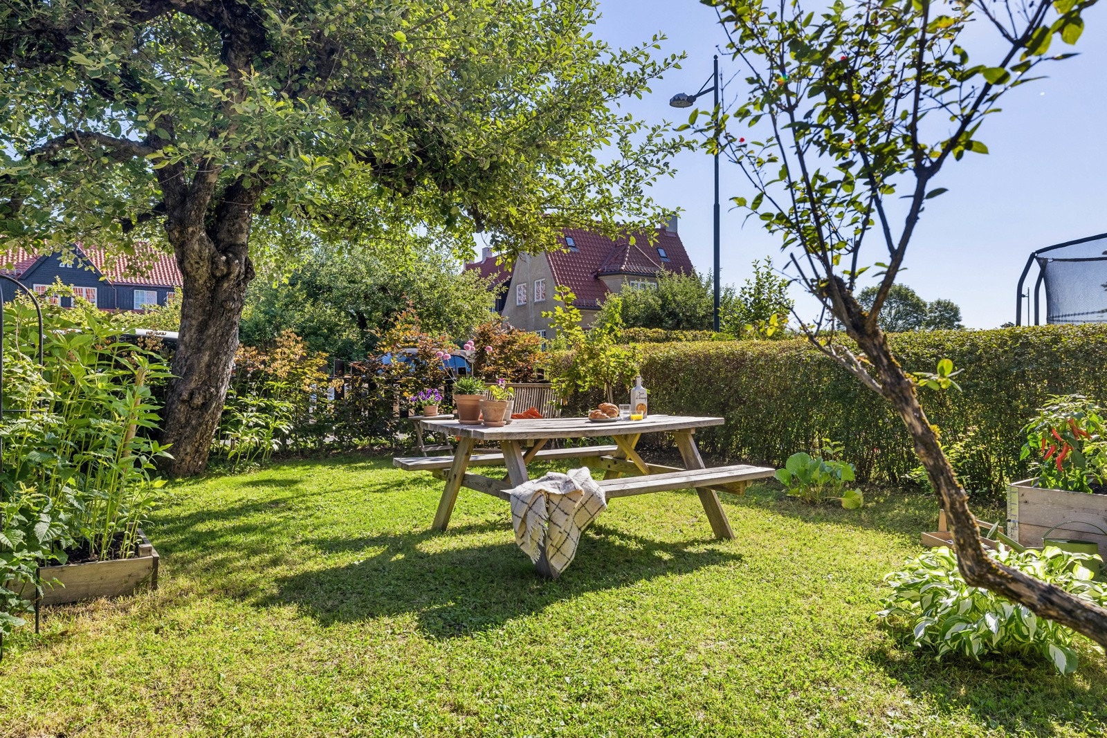 Den nordøstvendte beliggenheten gjør dette til den perfekte plassen for dagens første kaffekopp i morgensolen, og solen dukker opp igjen i forhagen sent på kvelden. Galleribilde