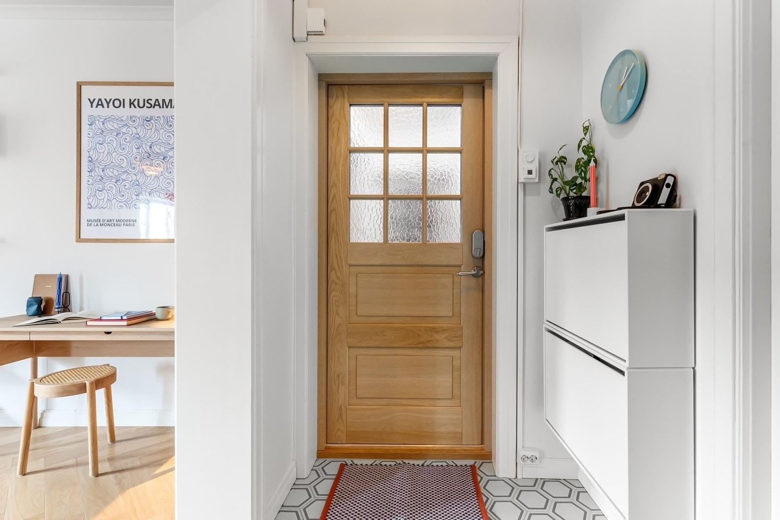 Vel inne blir vi ønsket velkommen i en stilfull hall som ble pusset opp i 2022. Galleribilde