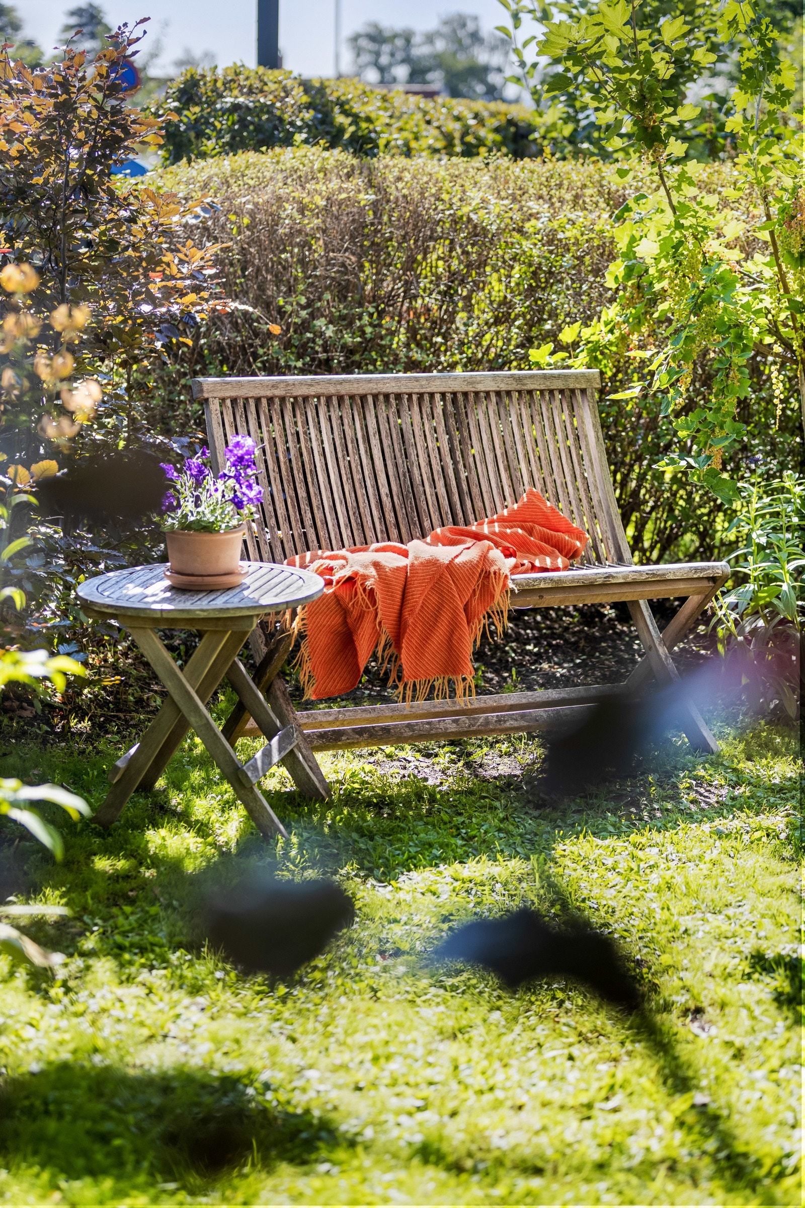 Leiligheten har flotte uteplasser på begge sider, og det er lagt fokus på økologisk hagebruk, re-planting og mulighet for innhøsting fra egen hage. Galleribilde