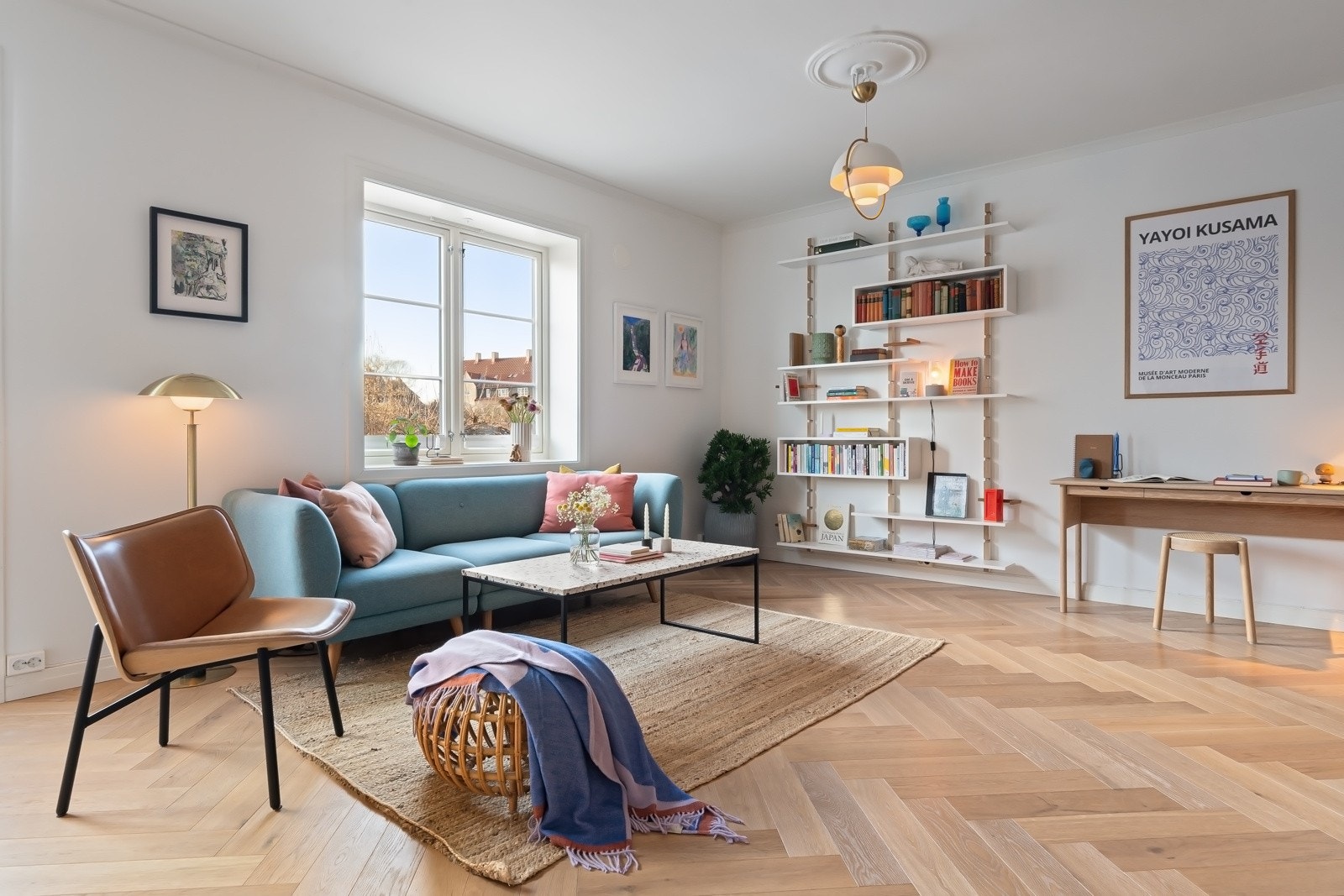 Veggene er malt i stilrent hvitt og delikat grått. Galleribilde