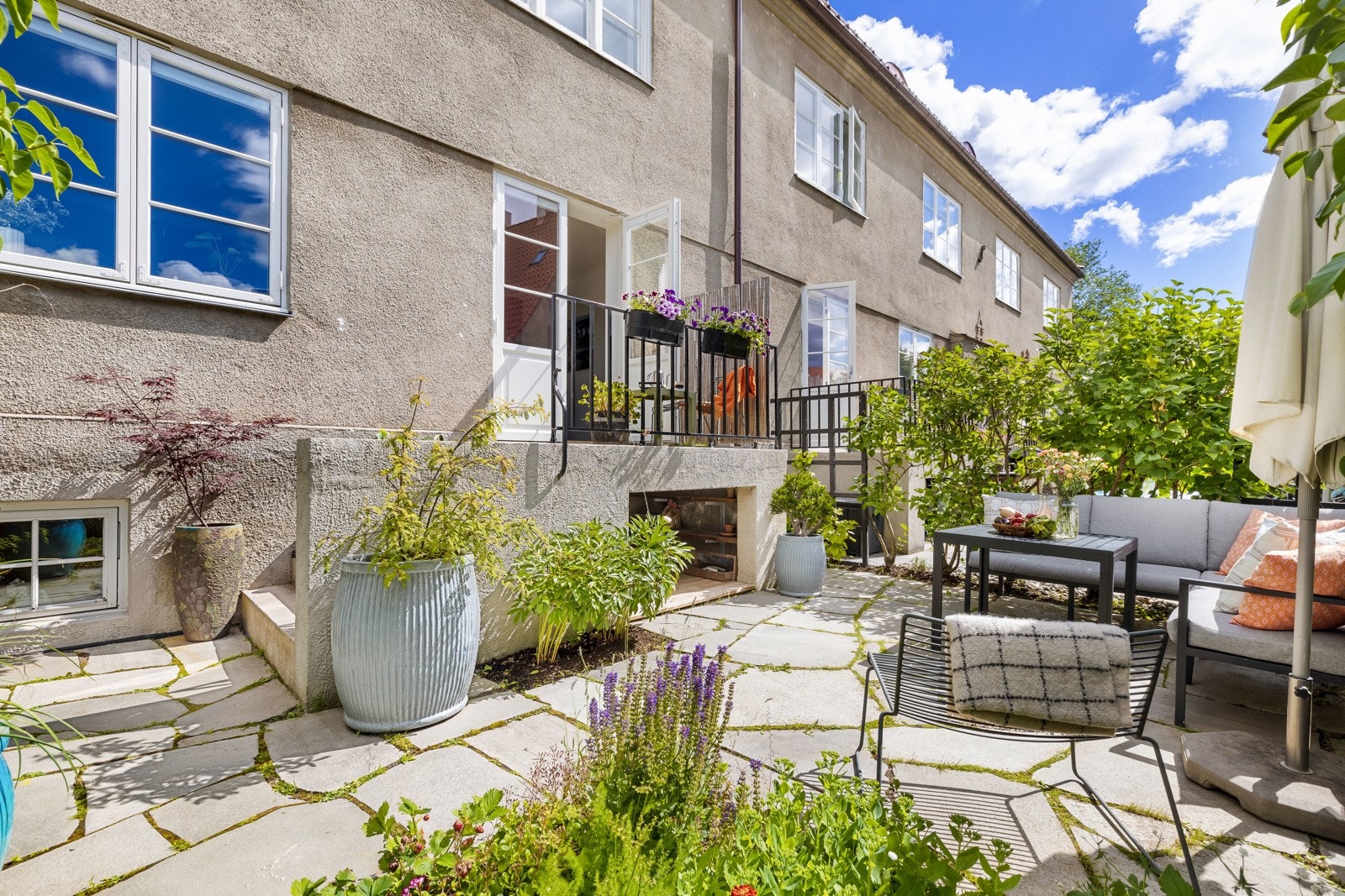 Flott, skiferlagt uteplass og solrik bakhage med rom for familien og større hagefester. Galleribilde