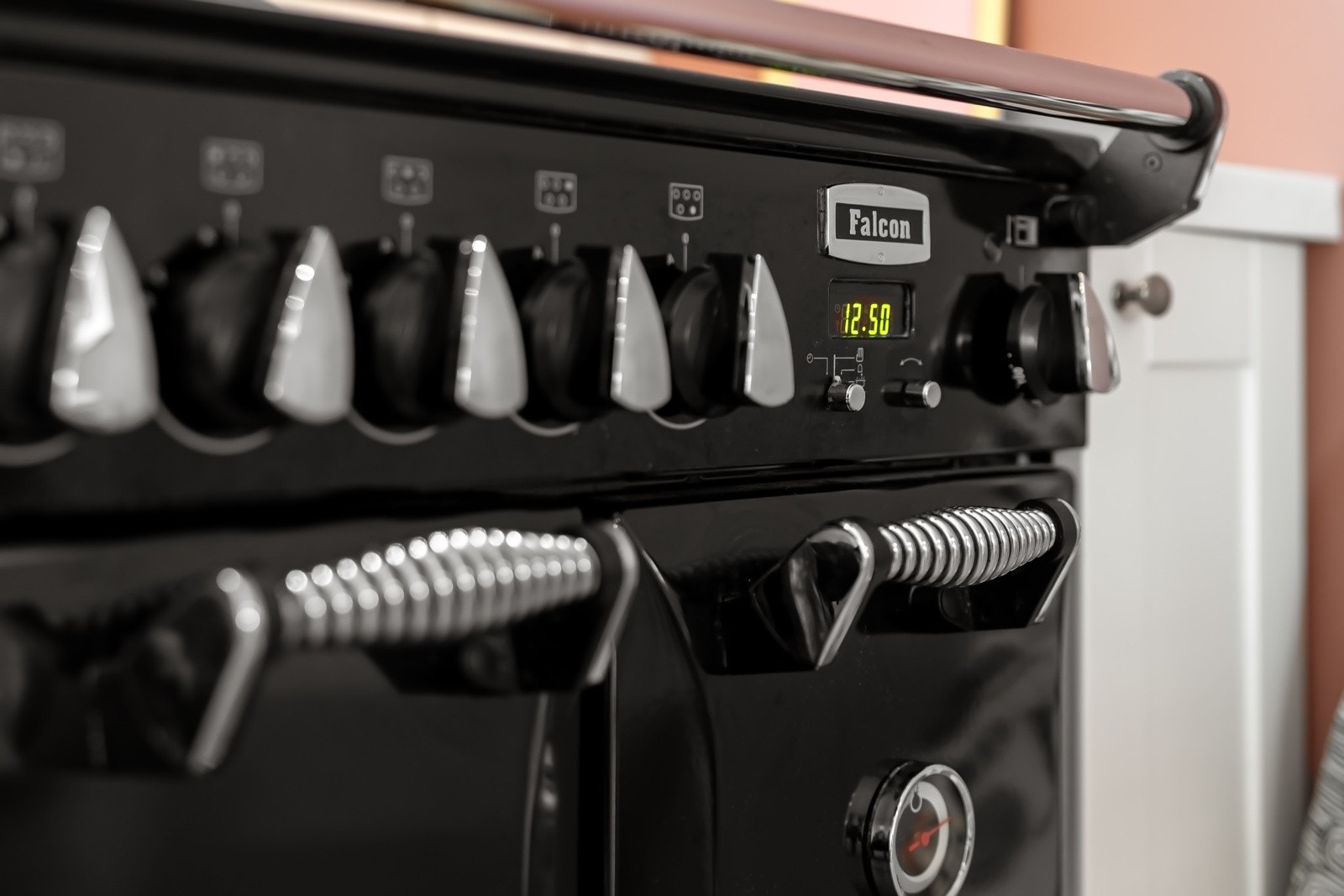 Kjøkkenet har en ekstra bred, sort komfyr fra Falcon med 3 rom + topp. Galleribilde