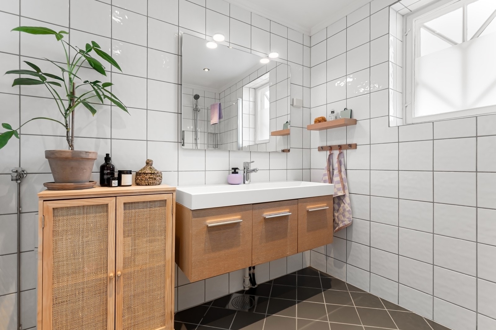 Leiligheten inneholder et baderom, et toalettrom og et flerbruksrom med opplegg for vaskemaskin. Galleribilde