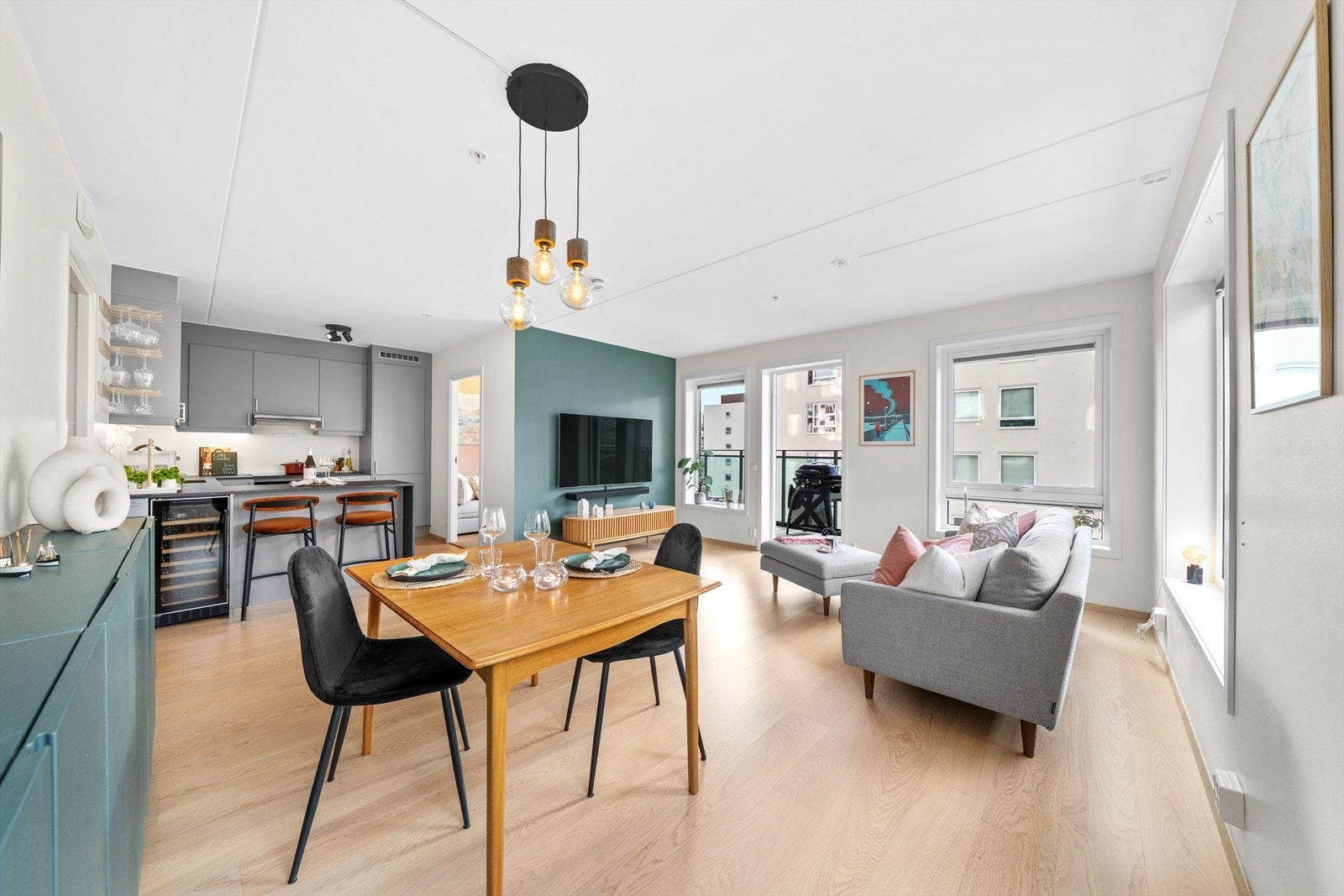 Stuen er av god størrelse, med plass til hjørnesofa, tilhørende bord, spisegruppe og annet ønskelig møblement. Galleribilde