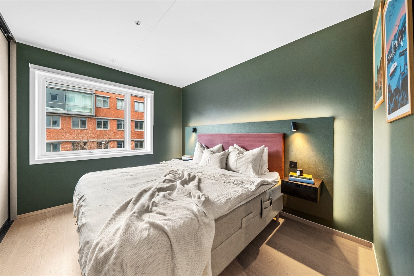 Romslig og behagelig hovedsoverom med god plass til dobbeltseng, samt øvrige møblement. Galleribilde