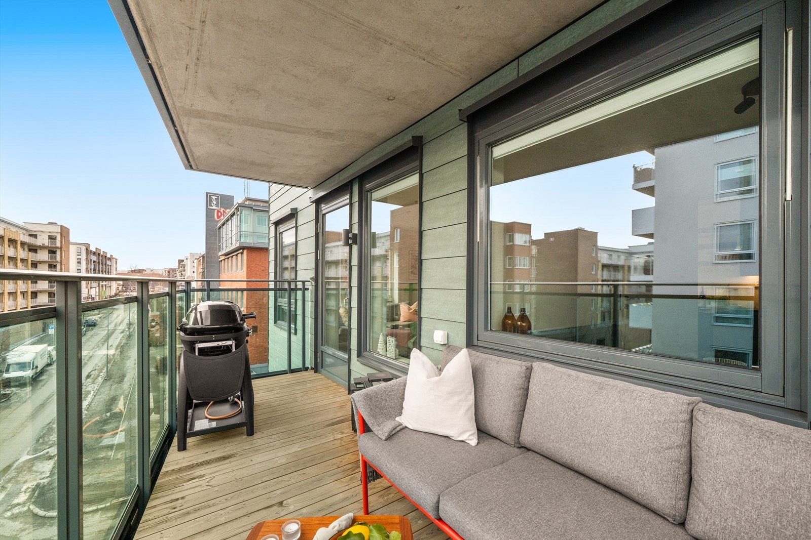 En perfekt liten oase for å tilbringe tid utendørs, med god plass til ønskelig utemøblement. Galleribilde