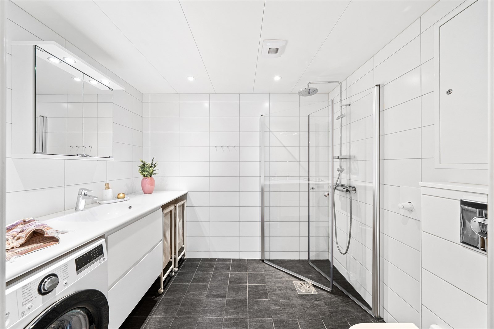 Moderne flislagt bad fra 2021 med behagelig gulvvarme. Galleribilde