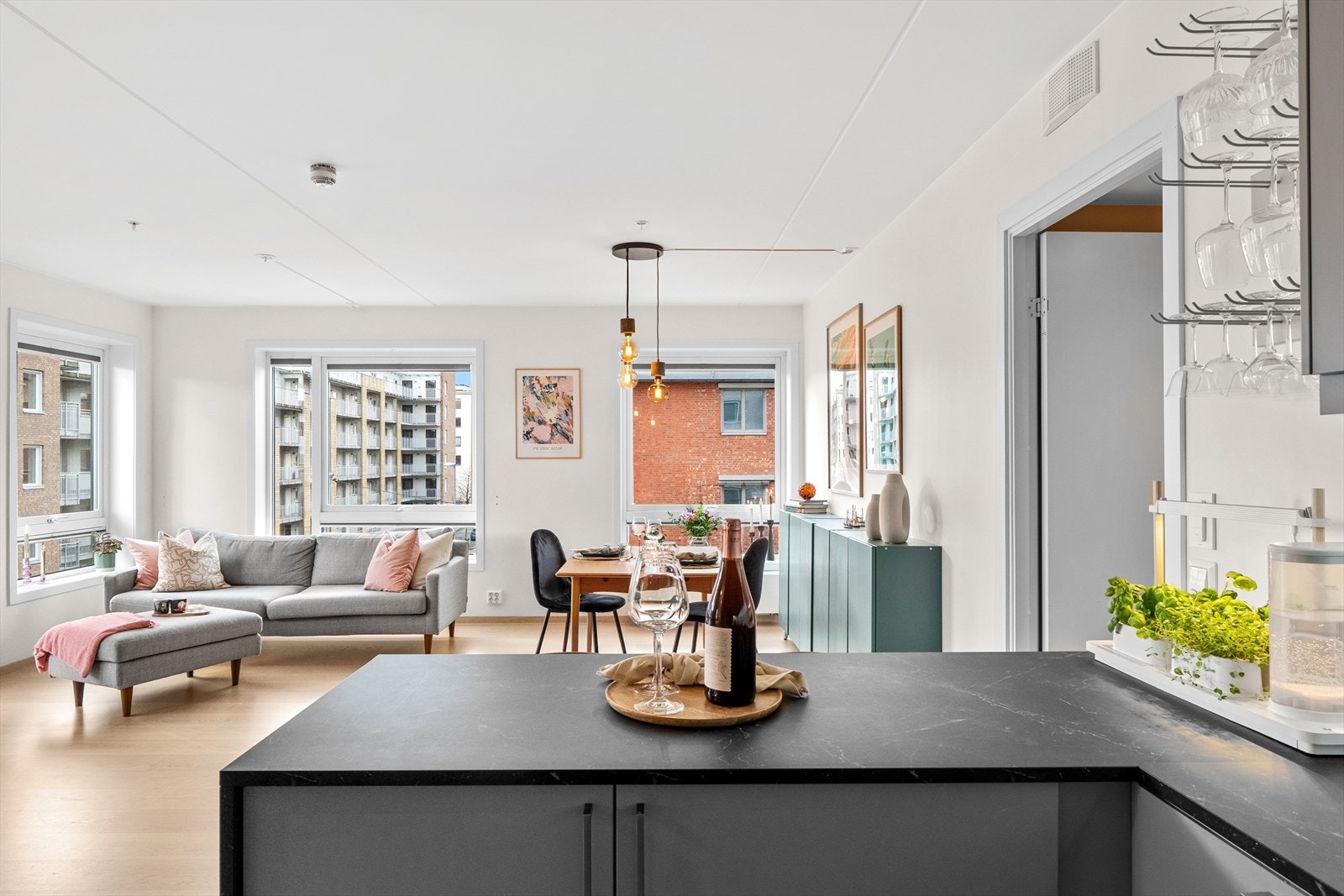 En åpen og praktisk stue/kjøkken løsning med masse muligheter for innredning. Galleribilde