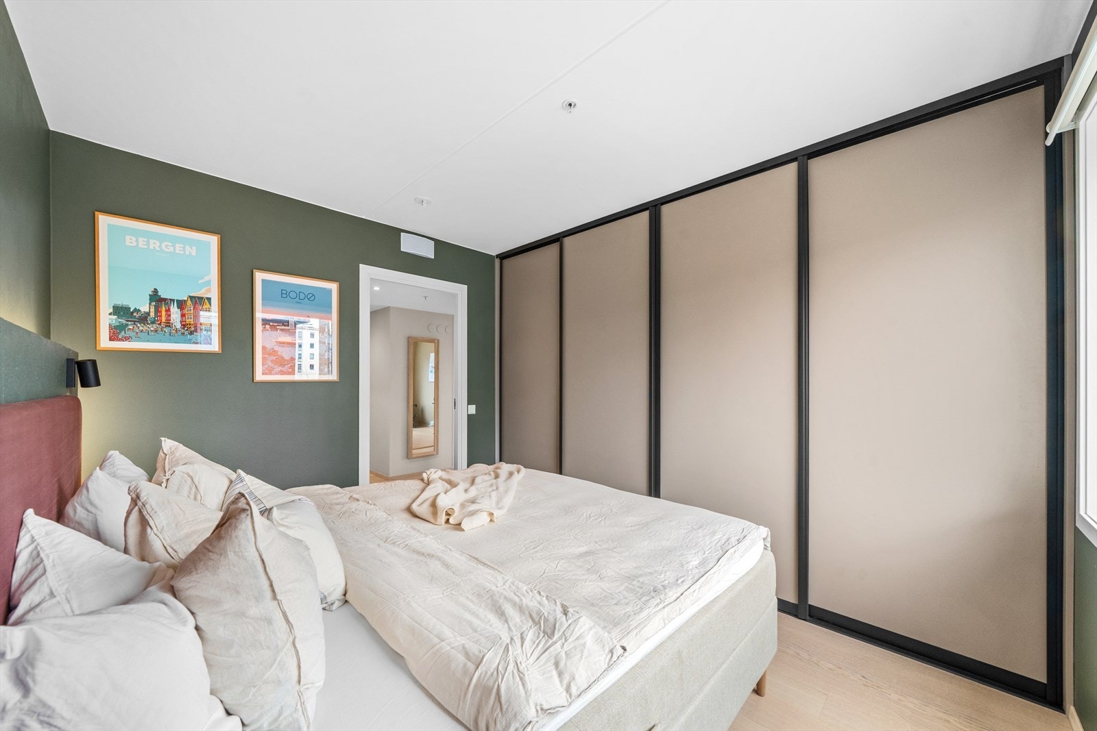 Her er det montert et praktisk garderobeskap som bidrar til gode oppbevaringsmuligheter. Galleribilde