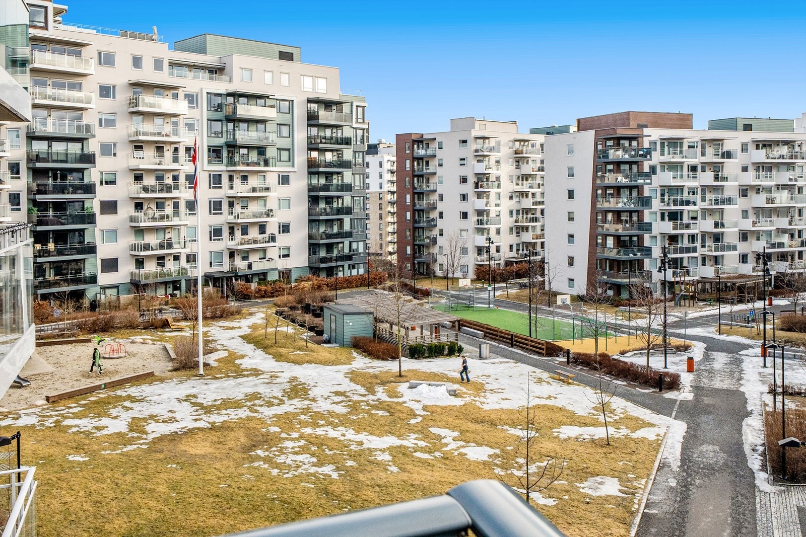 Hyggelig og pent opparbeidet uteområde med flere sittegrupper i bakgård. Galleribilde