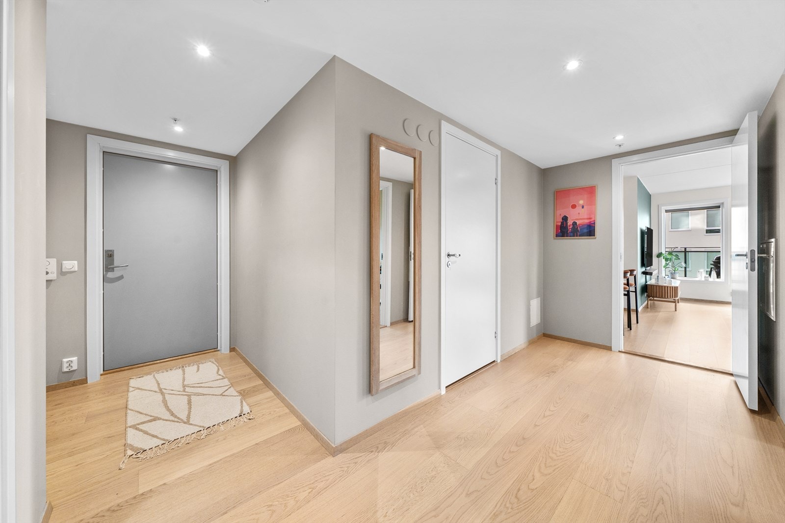 Velkommen inn! Lys og innbydende entré som gir boligen et godt førsteinntrykk. Galleribilde