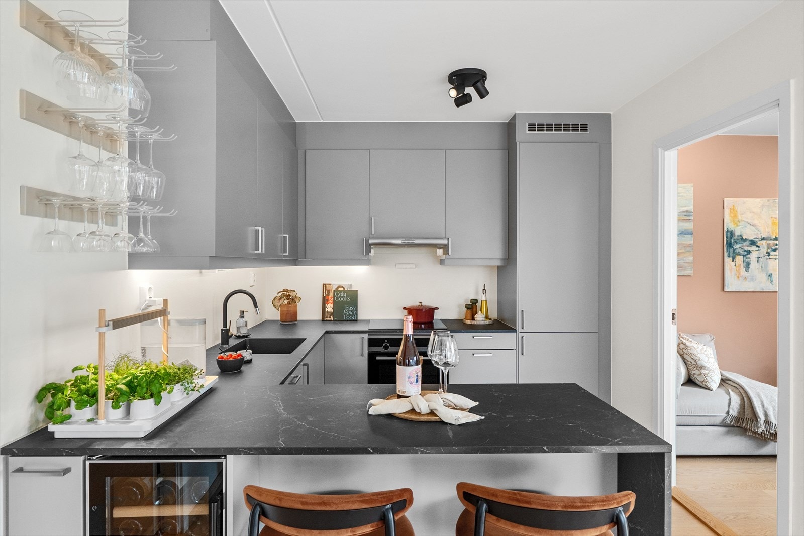 Kjøkkenet har rikelig med skapplass. Galleribilde